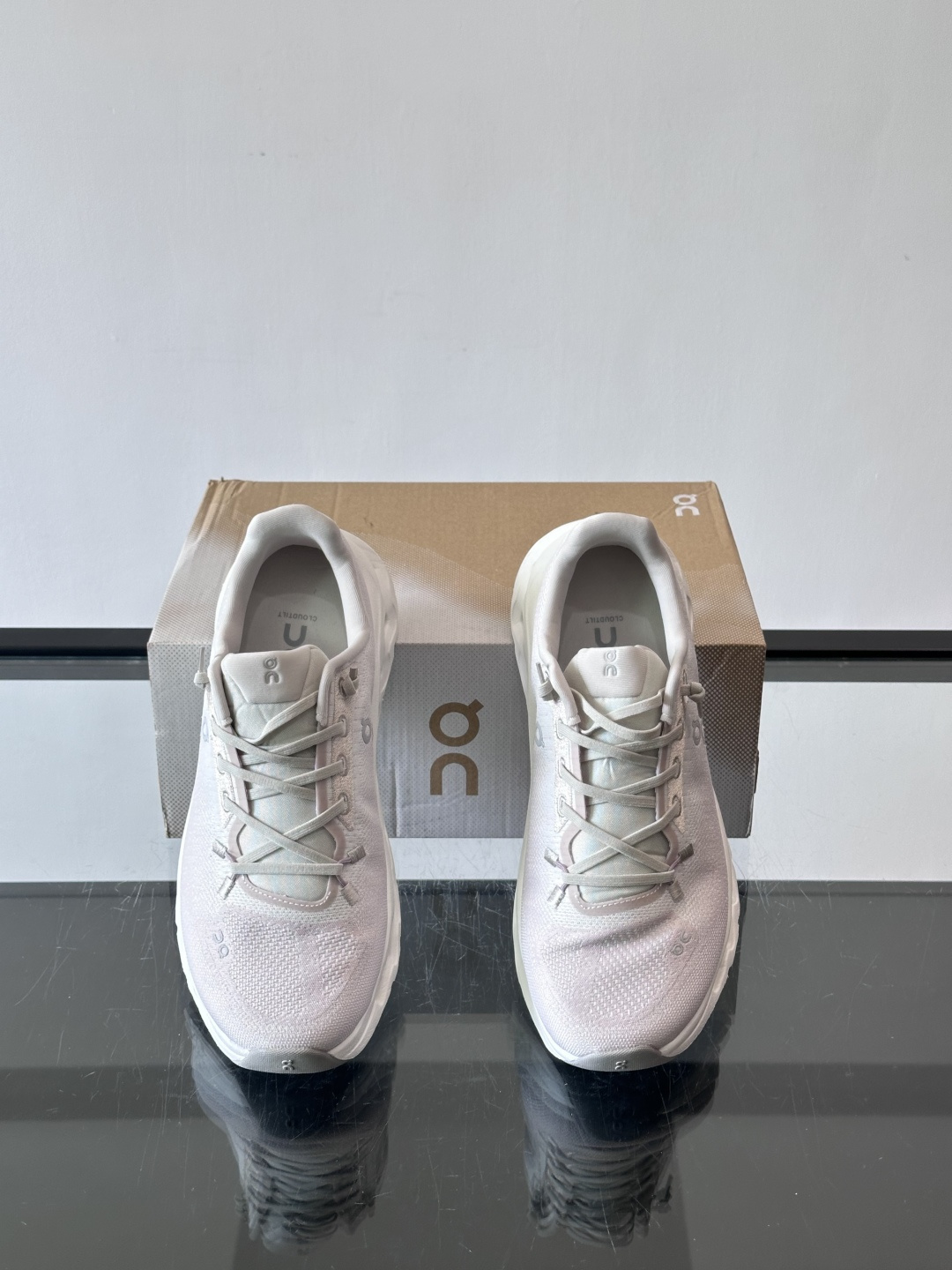 🌸On Cloudtilt情侣款👫跑鞋，瑞士品牌On昂跑出品，主打轻量化和缓震性能。鞋面采用透气网布，适