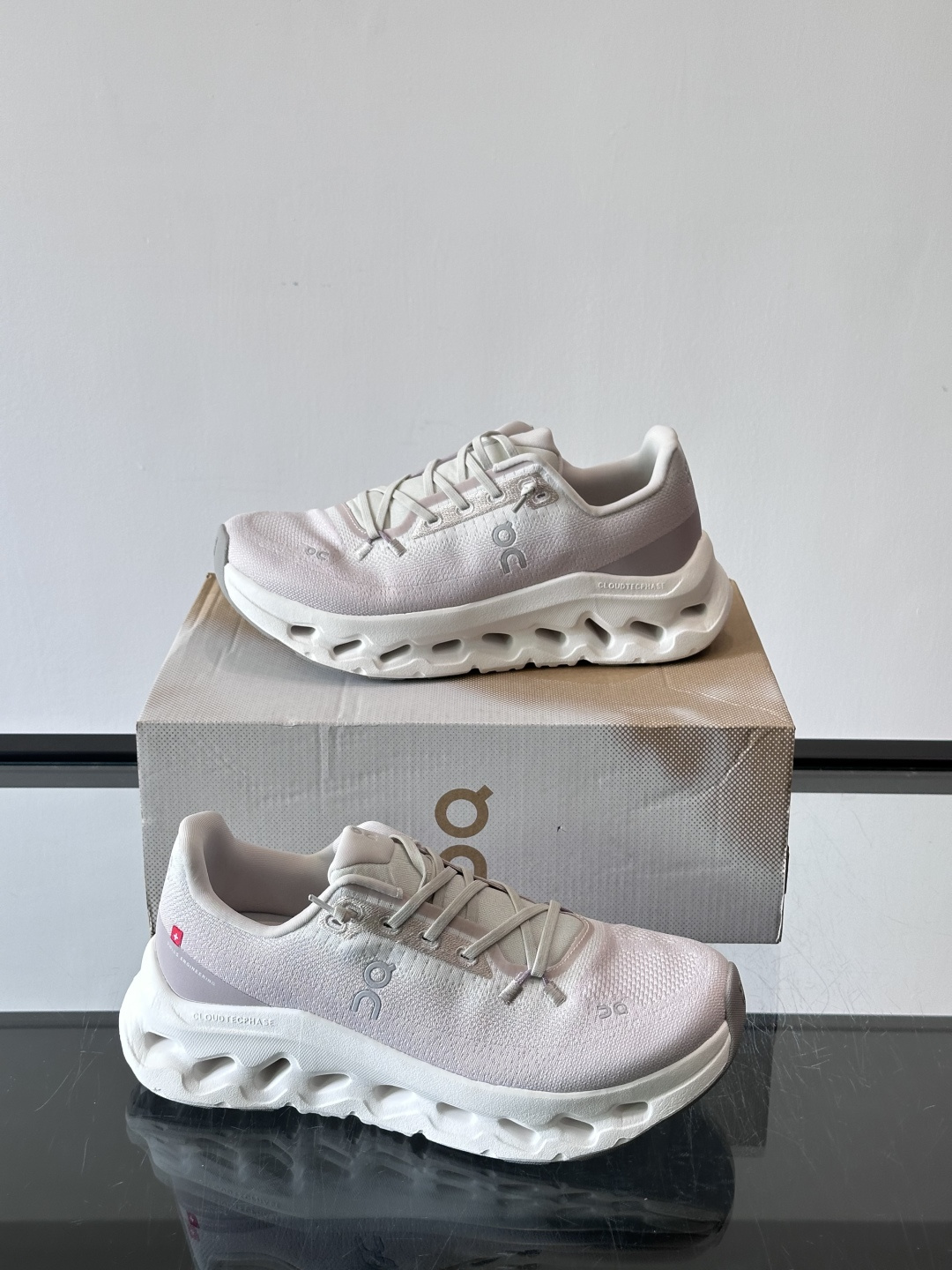 🌸On Cloudtilt情侣款👫跑鞋，瑞士品牌On昂跑出品，主打轻量化和缓震性能。鞋面采用透气网布，适