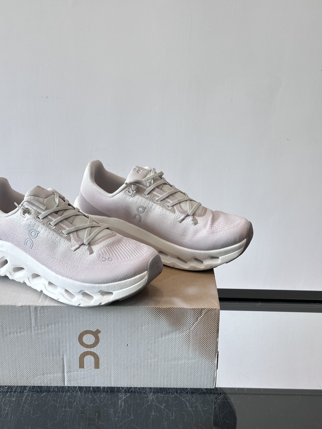 🌸On Cloudtilt情侣款👫跑鞋，瑞士品牌On昂跑出品，主打轻量化和缓震性能。鞋面采用透气网布，适