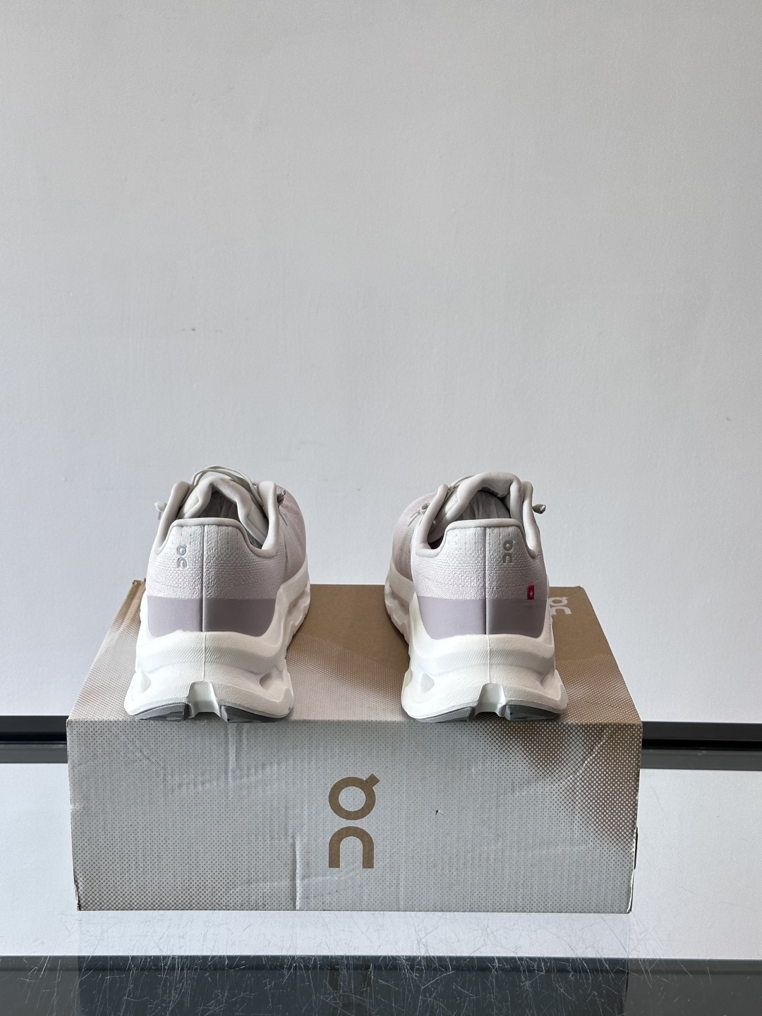 🌸On Cloudtilt情侣款👫跑鞋，瑞士品牌On昂跑出品，主打轻量化和缓震性能。鞋面采用透气网布，适