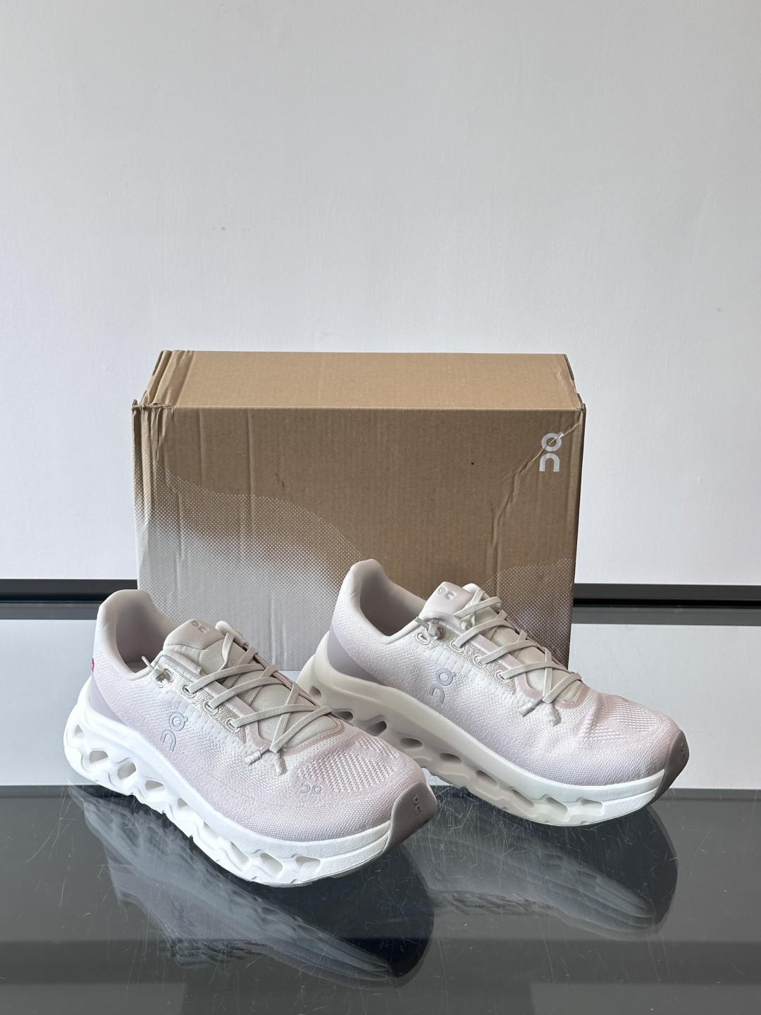 🌸On Cloudtilt情侣款👫跑鞋，瑞士品牌On昂跑出品，主打轻量化和缓震性能。鞋面采用透气网布，适