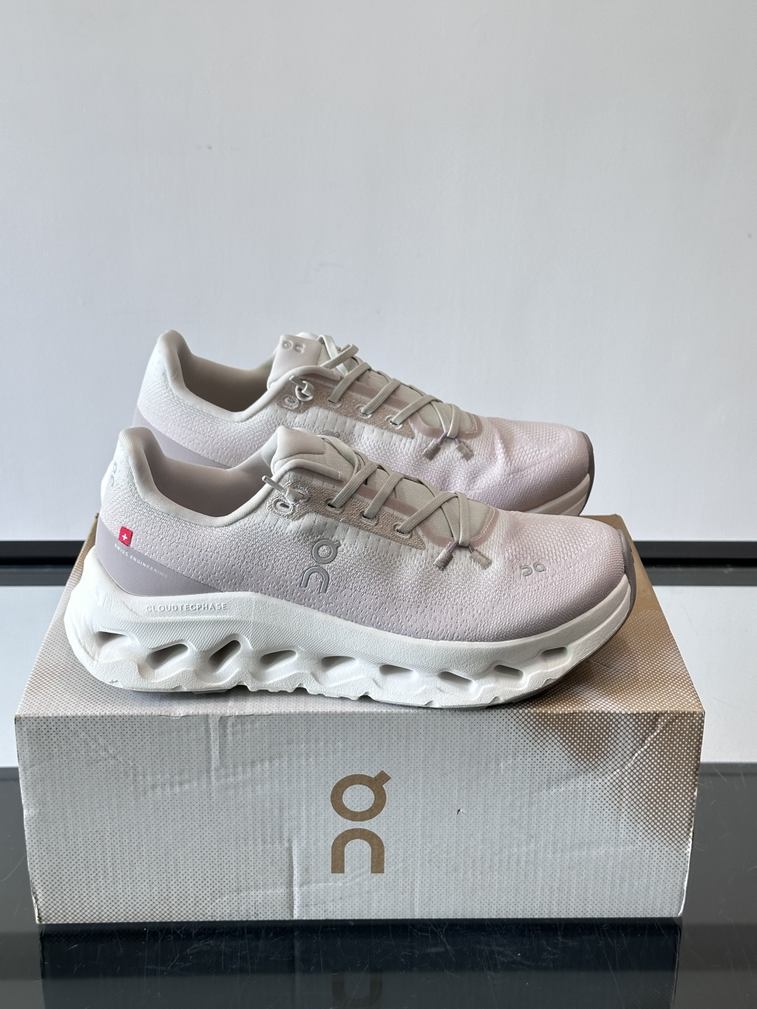 🌸On Cloudtilt情侣款👫跑鞋，瑞士品牌On昂跑出品，主打轻量化和缓震性能。鞋面采用透气网布，适