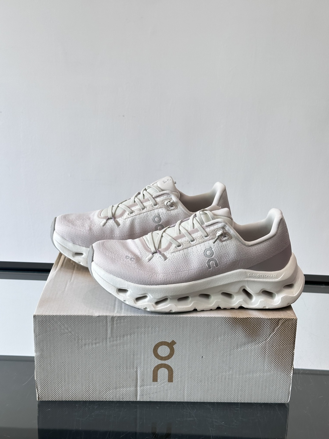 🌸On Cloudtilt情侣款👫跑鞋，瑞士品牌On昂跑出品，主打轻量化和缓震性能。鞋面采用透气网布，适