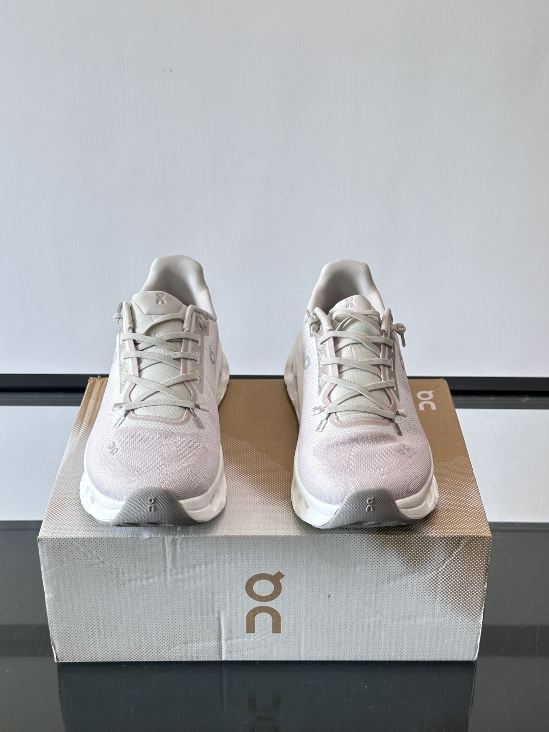 🌸On Cloudtilt情侣款👫跑鞋，瑞士品牌On昂跑出品，主打轻量化和缓震性能。鞋面采用透气网布，适