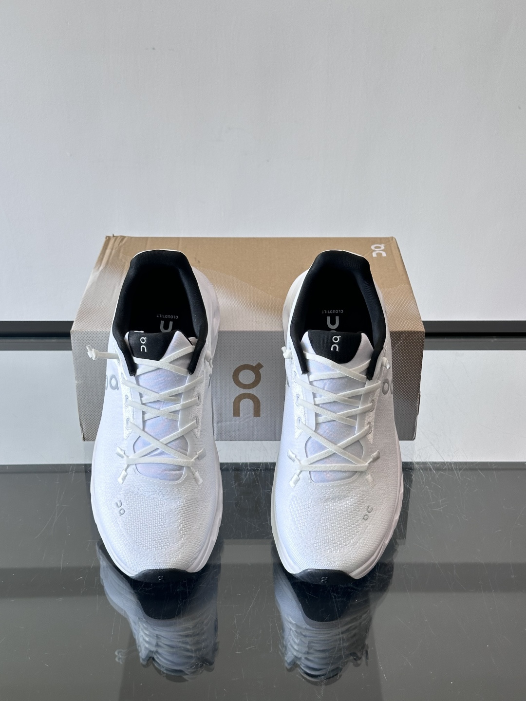 🌸On Cloudtilt情侣款👫跑鞋，瑞士品牌On昂跑出品，主打轻量化和缓震性能。鞋面采用透气网布，适