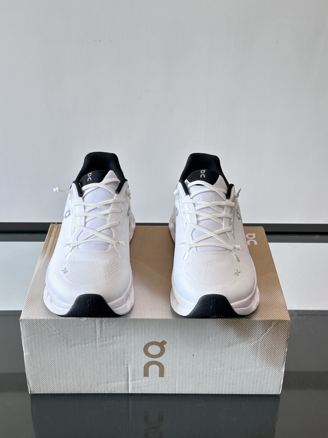 🌸On Cloudtilt情侣款👫跑鞋，瑞士品牌On昂跑出品，主打轻量化和缓震性能。鞋面采用透气网布，适