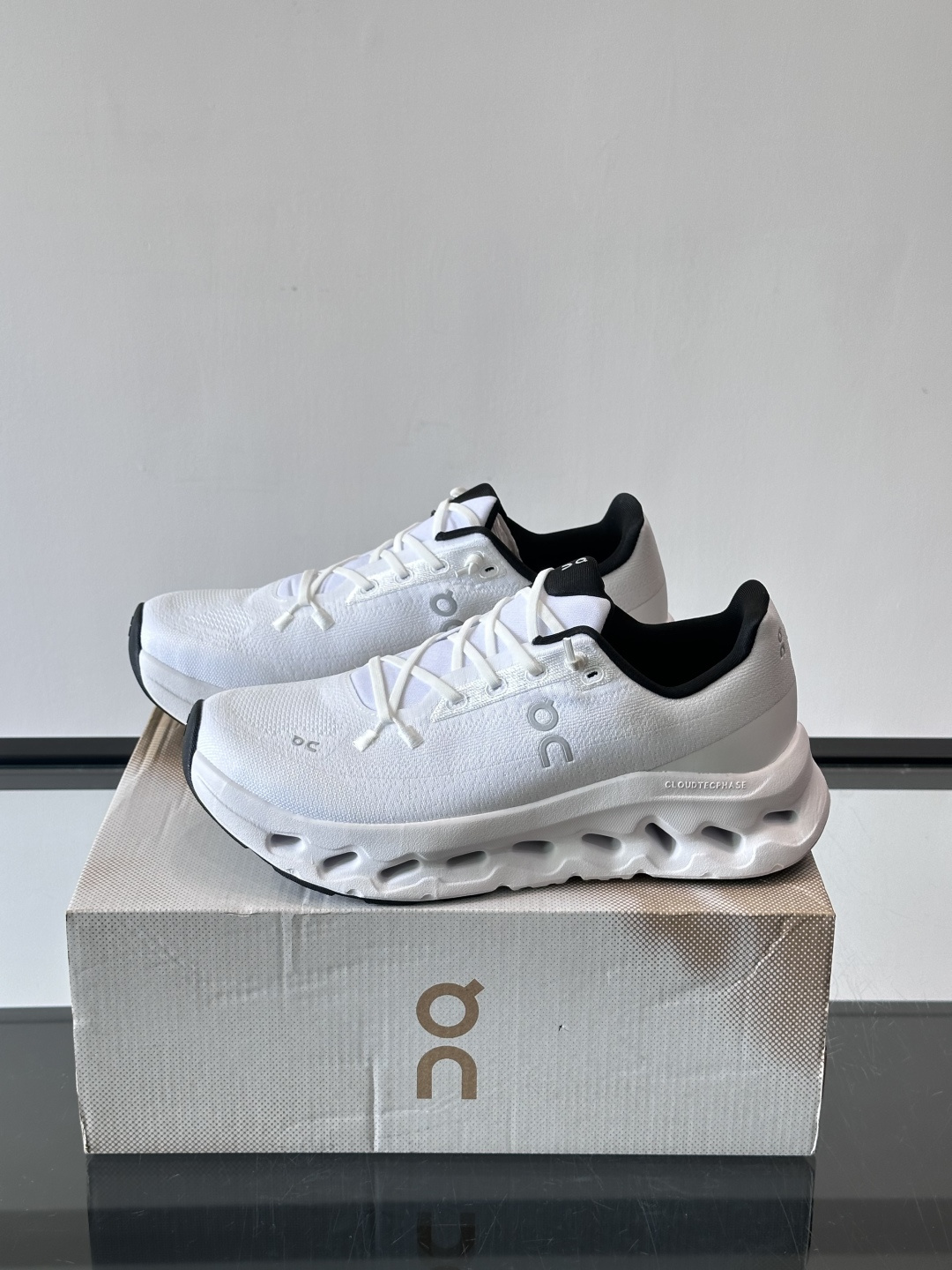 🌸On Cloudtilt情侣款👫跑鞋，瑞士品牌On昂跑出品，主打轻量化和缓震性能。鞋面采用透气网布，适