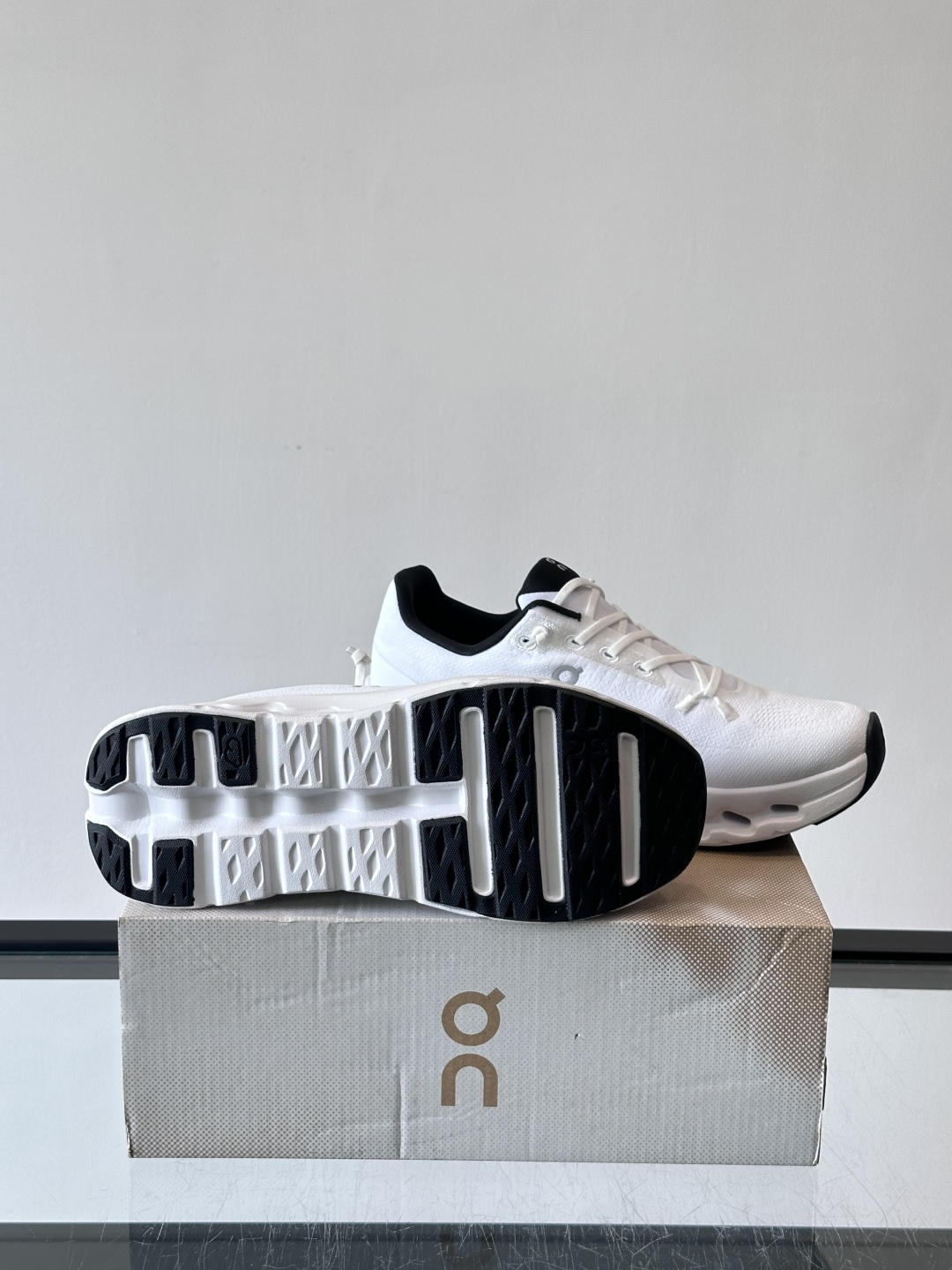 🌸On Cloudtilt情侣款👫跑鞋，瑞士品牌On昂跑出品，主打轻量化和缓震性能。鞋面采用透气网布，适