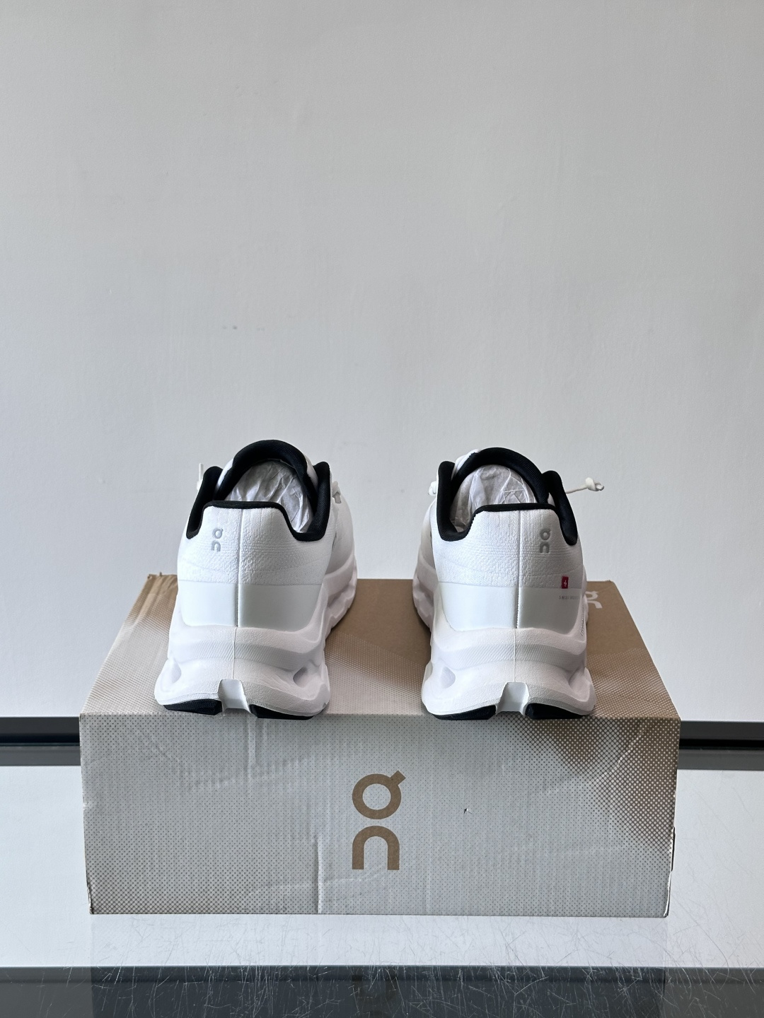 🌸On Cloudtilt情侣款👫跑鞋，瑞士品牌On昂跑出品，主打轻量化和缓震性能。鞋面采用透气网布，适