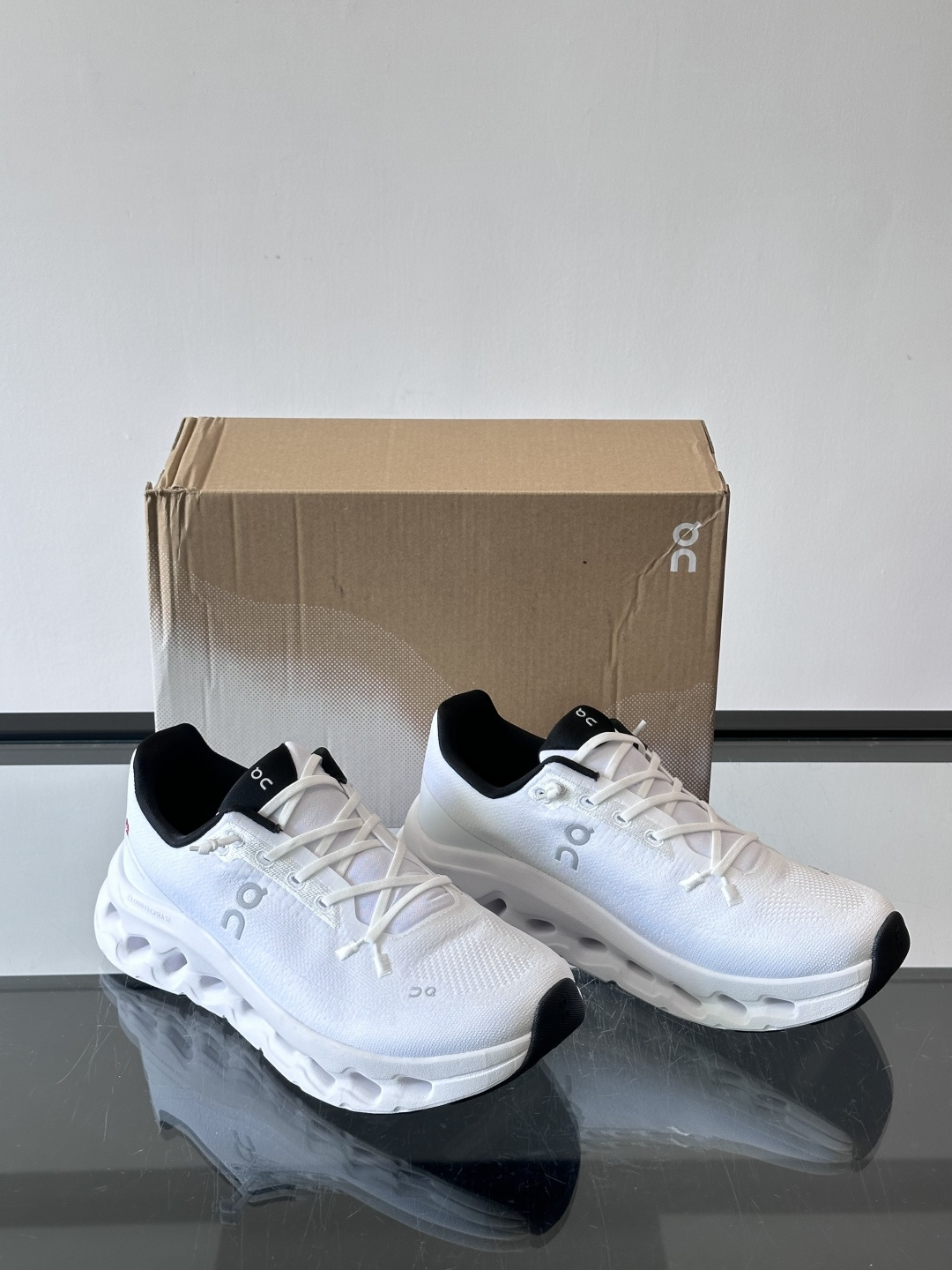 🌸On Cloudtilt情侣款👫跑鞋，瑞士品牌On昂跑出品，主打轻量化和缓震性能。鞋面采用透气网布，适