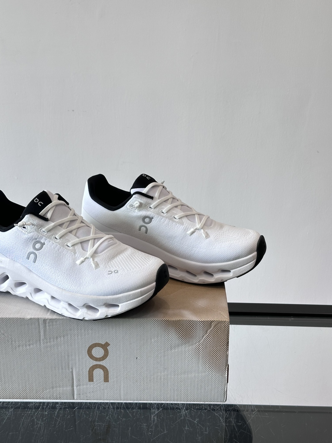 🌸On Cloudtilt情侣款👫跑鞋，瑞士品牌On昂跑出品，主打轻量化和缓震性能。鞋面采用透气网布，适