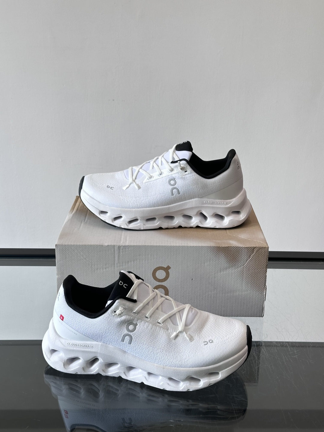 🌸On Cloudtilt情侣款👫跑鞋，瑞士品牌On昂跑出品，主打轻量化和缓震性能。鞋面采用透气网布，适