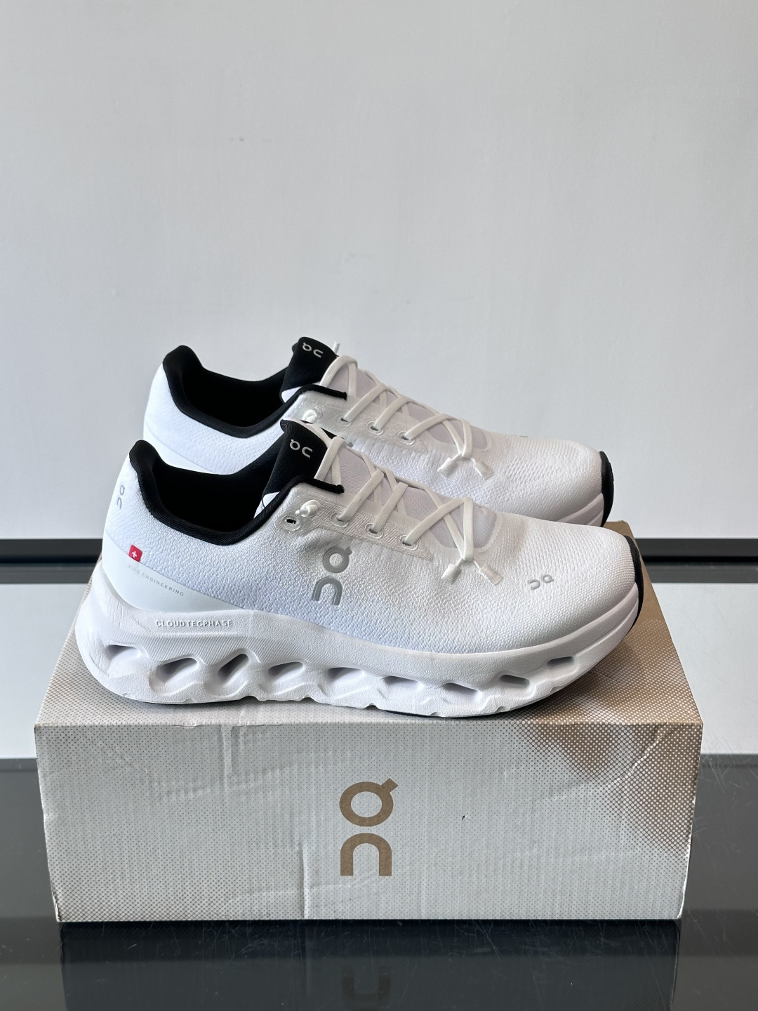 🌸On Cloudtilt情侣款👫跑鞋，瑞士品牌On昂跑出品，主打轻量化和缓震性能。鞋面采用透气网布，适