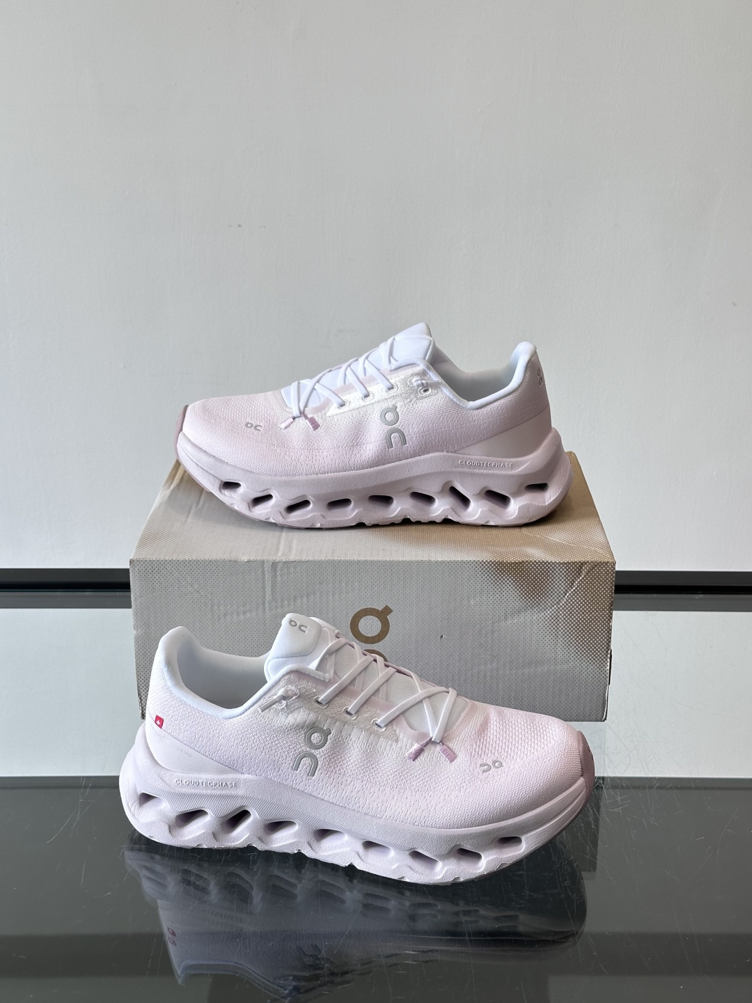 🌸On Cloudtilt情侣款👫跑鞋，瑞士品牌On昂跑出品，主打轻量化和缓震性能。鞋面采用透气网布，适