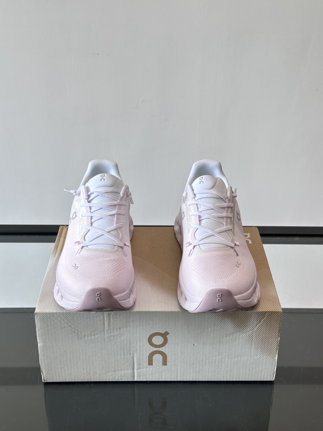 🌸On Cloudtilt情侣款👫跑鞋，瑞士品牌On昂跑出品，主打轻量化和缓震性能。鞋面采用透气网布，适