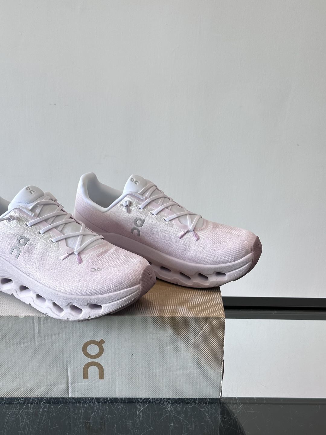 🌸On Cloudtilt情侣款👫跑鞋，瑞士品牌On昂跑出品，主打轻量化和缓震性能。鞋面采用透气网布，适