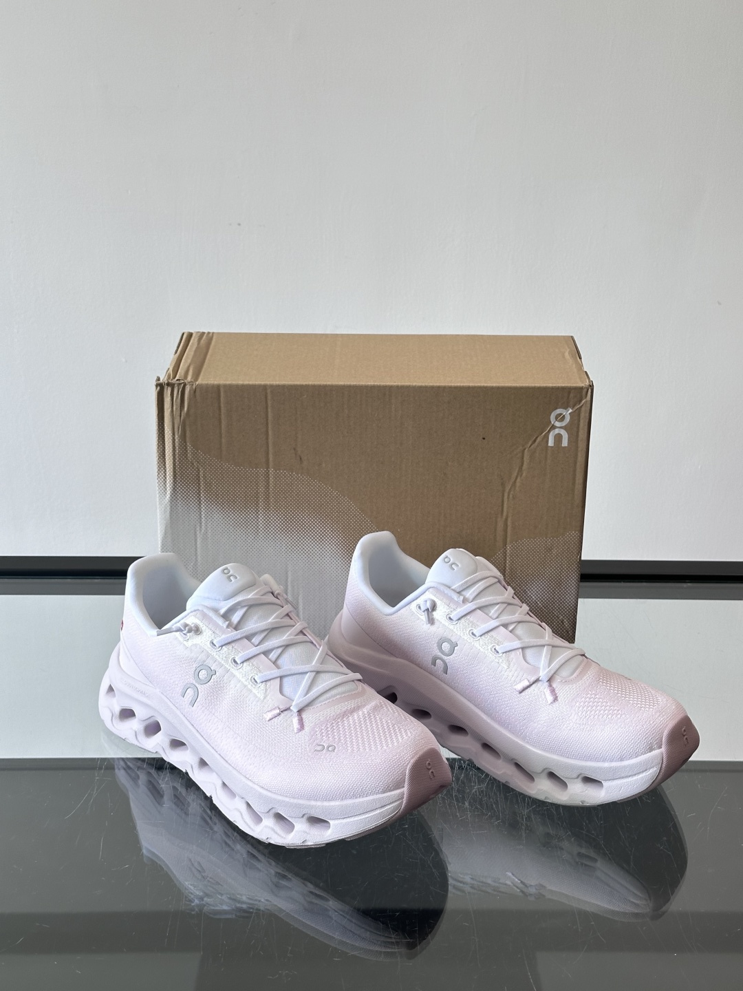 🌸On Cloudtilt情侣款👫跑鞋，瑞士品牌On昂跑出品，主打轻量化和缓震性能。鞋面采用透气网布，适