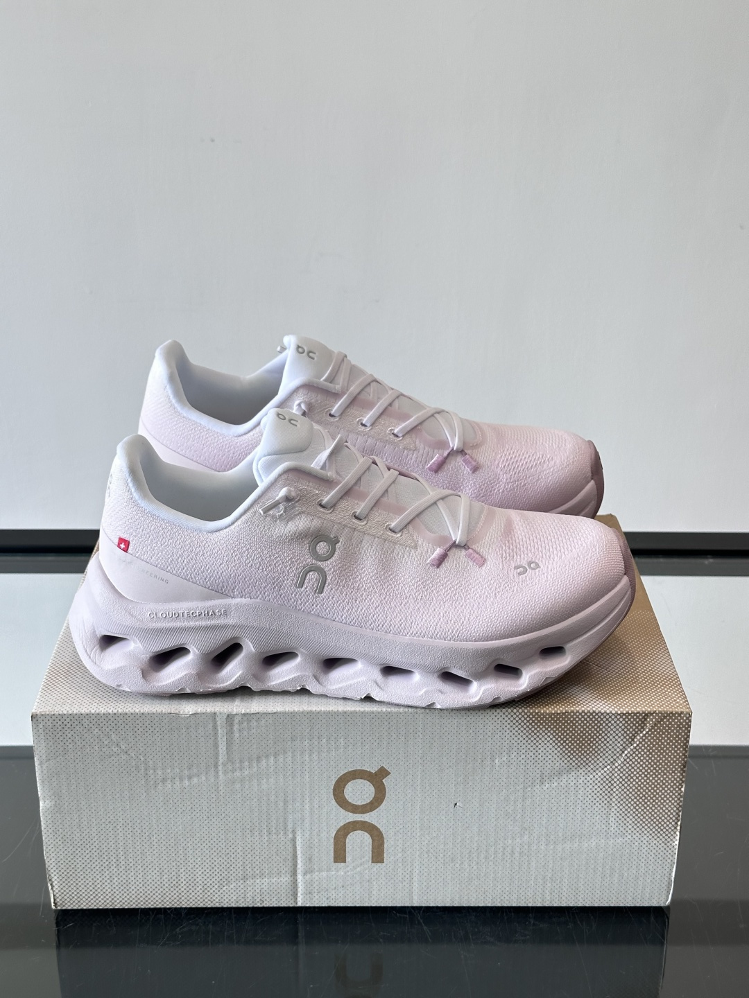 🌸On Cloudtilt情侣款👫跑鞋，瑞士品牌On昂跑出品，主打轻量化和缓震性能。鞋面采用透气网布，适