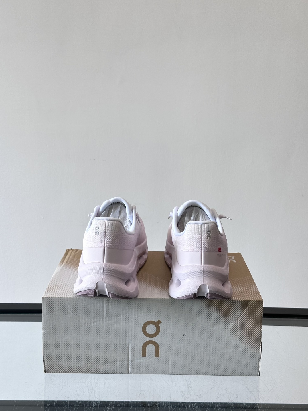 🌸On Cloudtilt情侣款👫跑鞋，瑞士品牌On昂跑出品，主打轻量化和缓震性能。鞋面采用透气网布，适