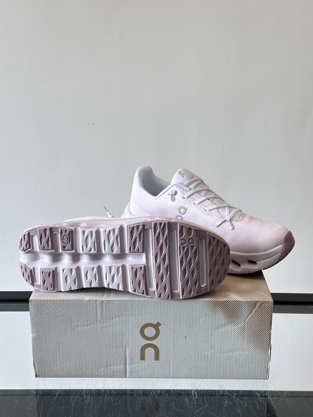 🌸On Cloudtilt情侣款👫跑鞋，瑞士品牌On昂跑出品，主打轻量化和缓震性能。鞋面采用透气网布，适