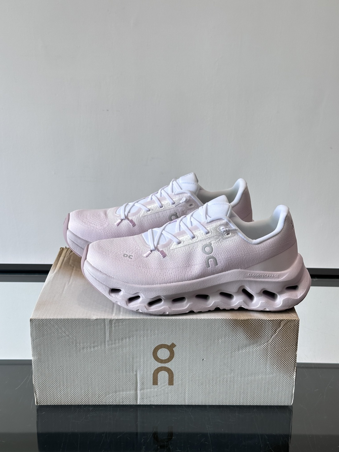 🌸On Cloudtilt情侣款👫跑鞋，瑞士品牌On昂跑出品，主打轻量化和缓震性能。鞋面采用透气网布，适