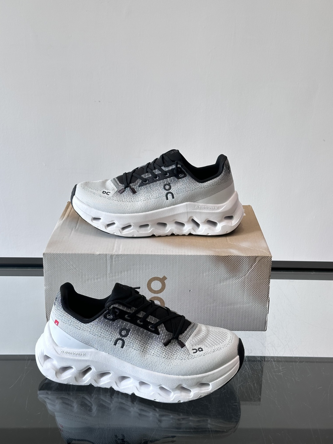 🌸On Cloudtilt情侣款👫跑鞋，瑞士品牌On昂跑出品，主打轻量化和缓震性能。鞋面采用透气网布，适