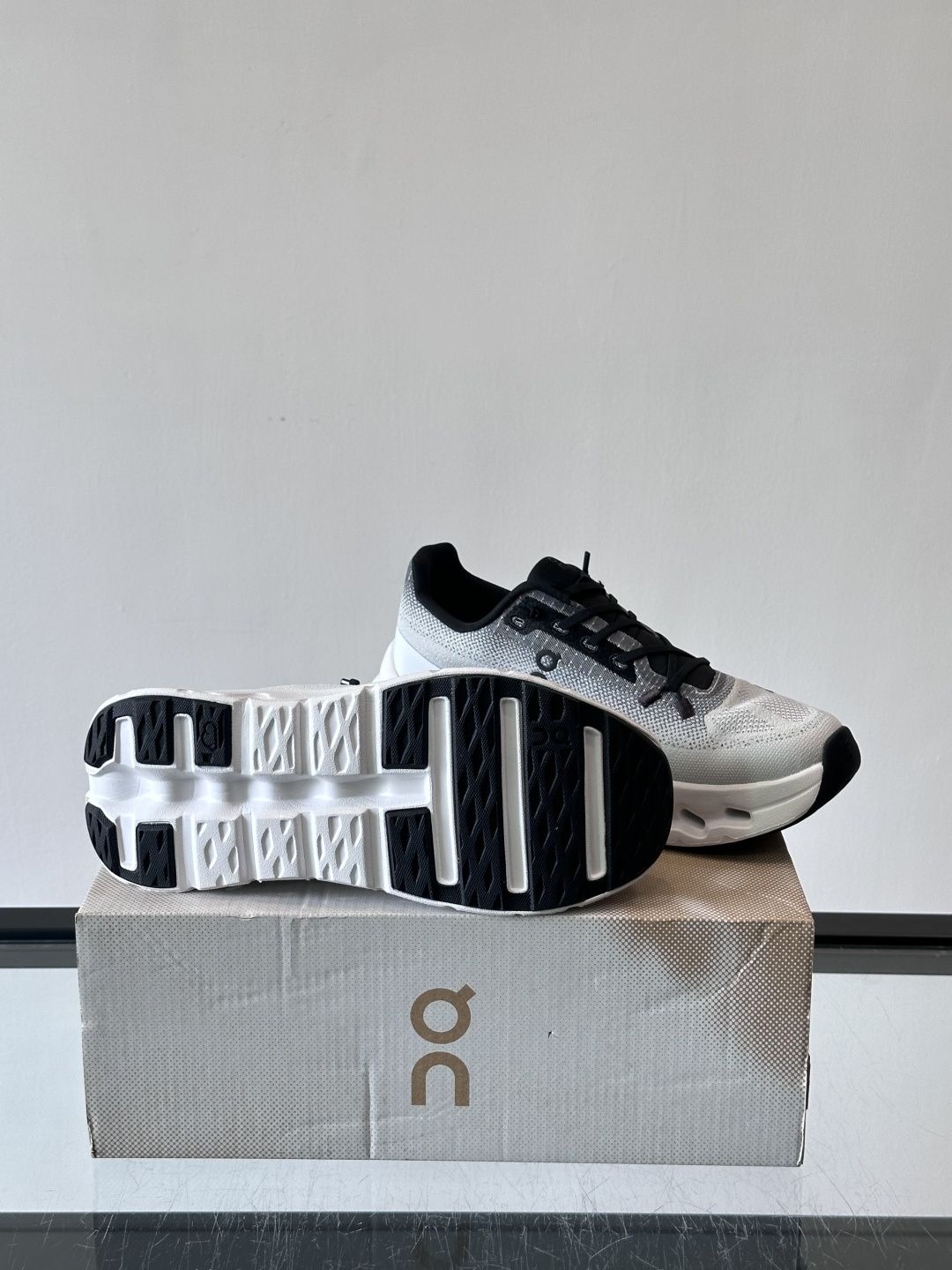 🌸On Cloudtilt情侣款👫跑鞋，瑞士品牌On昂跑出品，主打轻量化和缓震性能。鞋面采用透气网布，适