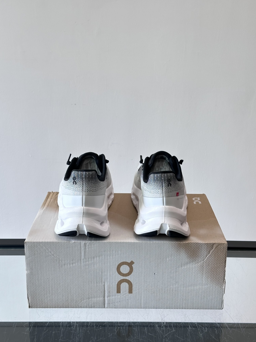 🌸On Cloudtilt情侣款👫跑鞋，瑞士品牌On昂跑出品，主打轻量化和缓震性能。鞋面采用透气网布，适