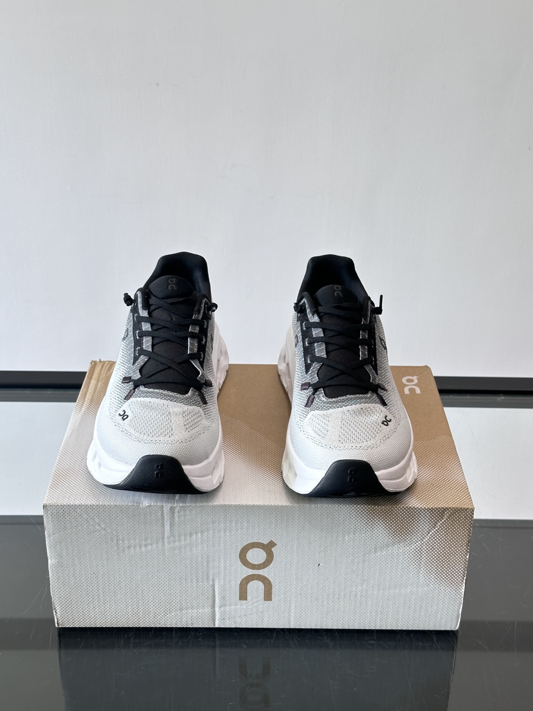 🌸On Cloudtilt情侣款👫跑鞋，瑞士品牌On昂跑出品，主打轻量化和缓震性能。鞋面采用透气网布，适