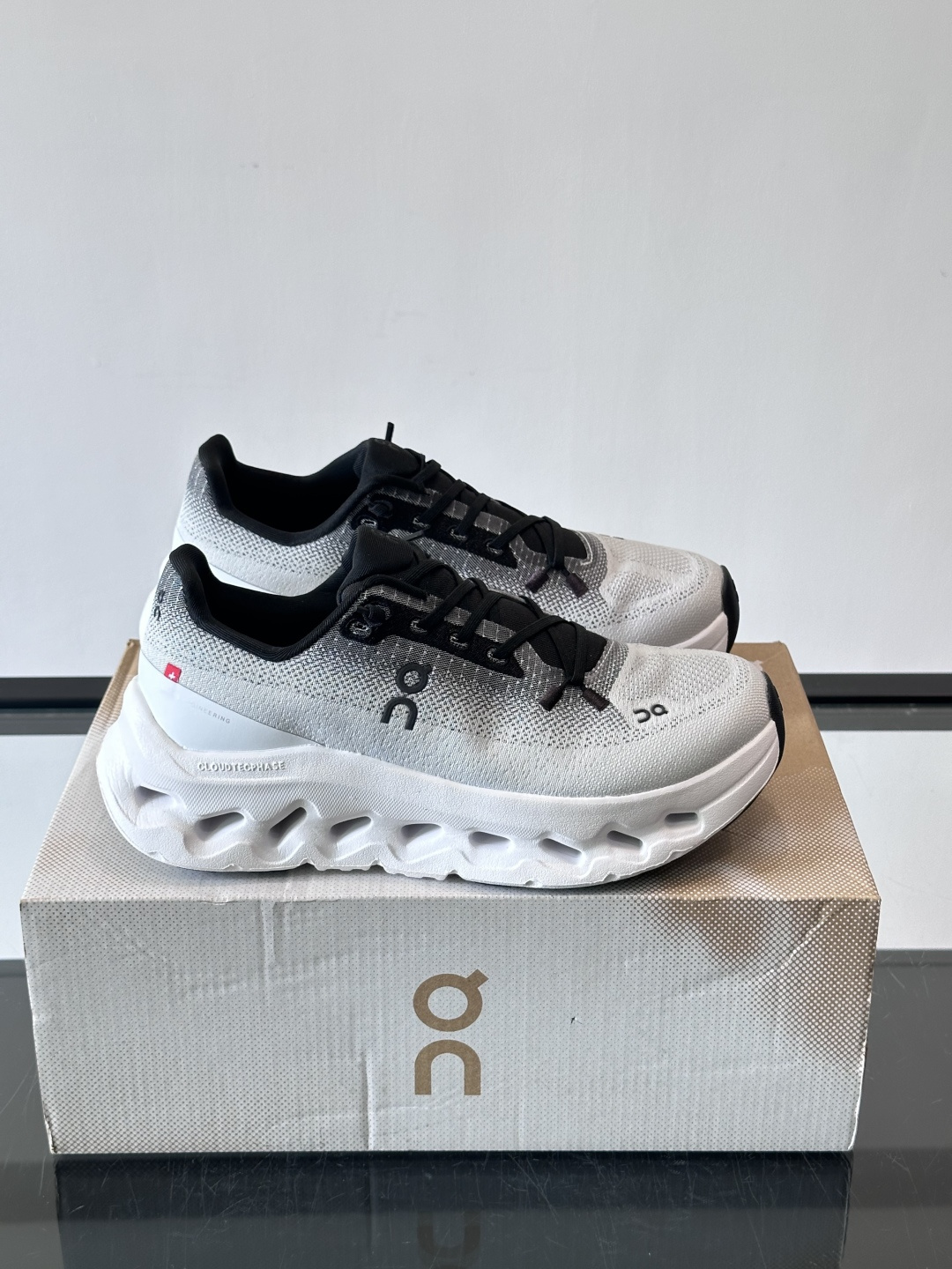 🌸On Cloudtilt情侣款👫跑鞋，瑞士品牌On昂跑出品，主打轻量化和缓震性能。鞋面采用透气网布，适