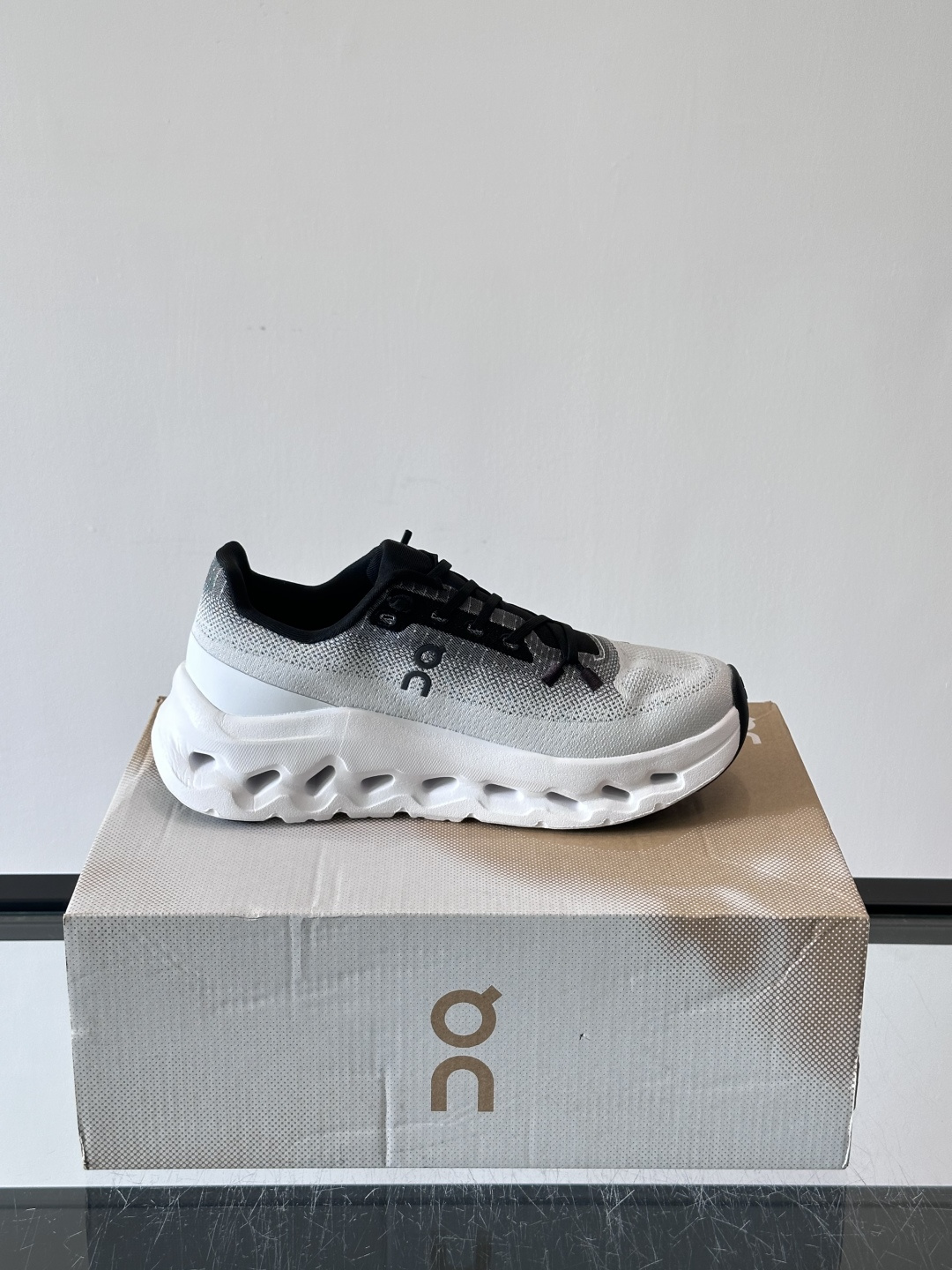 🌸On Cloudtilt情侣款👫跑鞋，瑞士品牌On昂跑出品，主打轻量化和缓震性能。鞋面采用透气网布，适