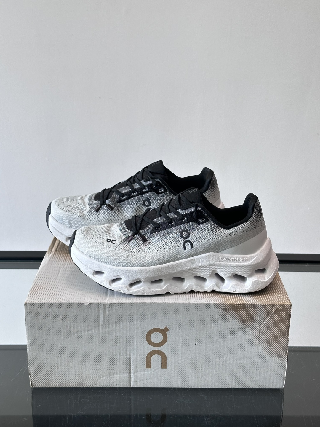 🌸On Cloudtilt情侣款👫跑鞋，瑞士品牌On昂跑出品，主打轻量化和缓震性能。鞋面采用透气网布，适