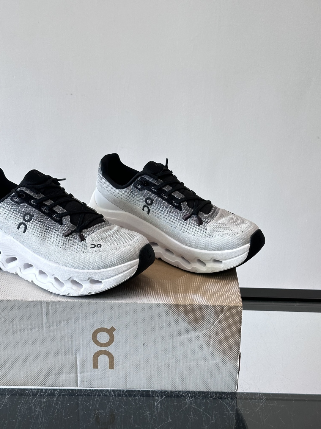 🌸On Cloudtilt情侣款👫跑鞋，瑞士品牌On昂跑出品，主打轻量化和缓震性能。鞋面采用透气网布，适