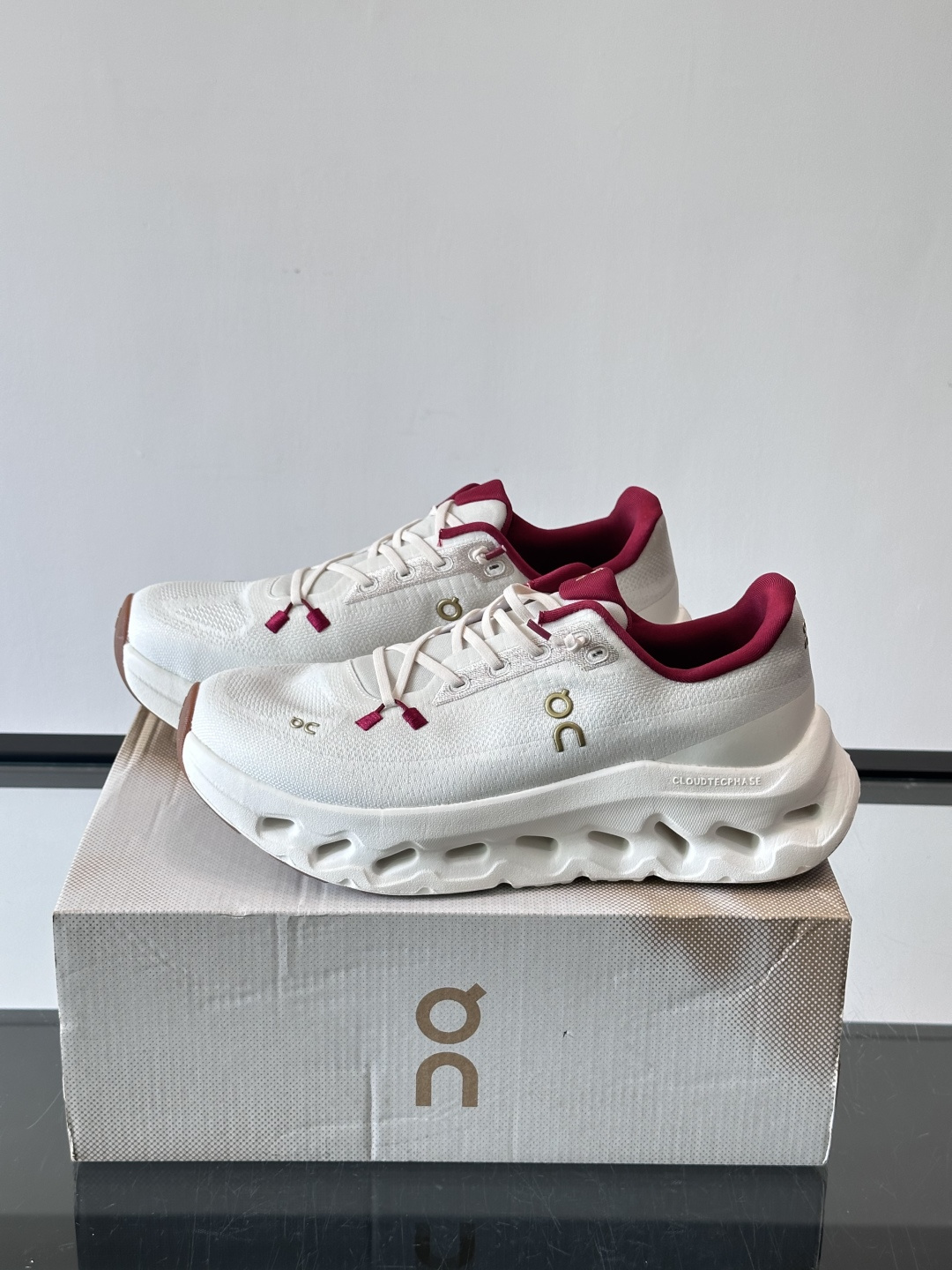 🌸On Cloudtilt情侣款👫跑鞋，瑞士品牌On昂跑出品，主打轻量化和缓震性能。鞋面采用透气网布，适