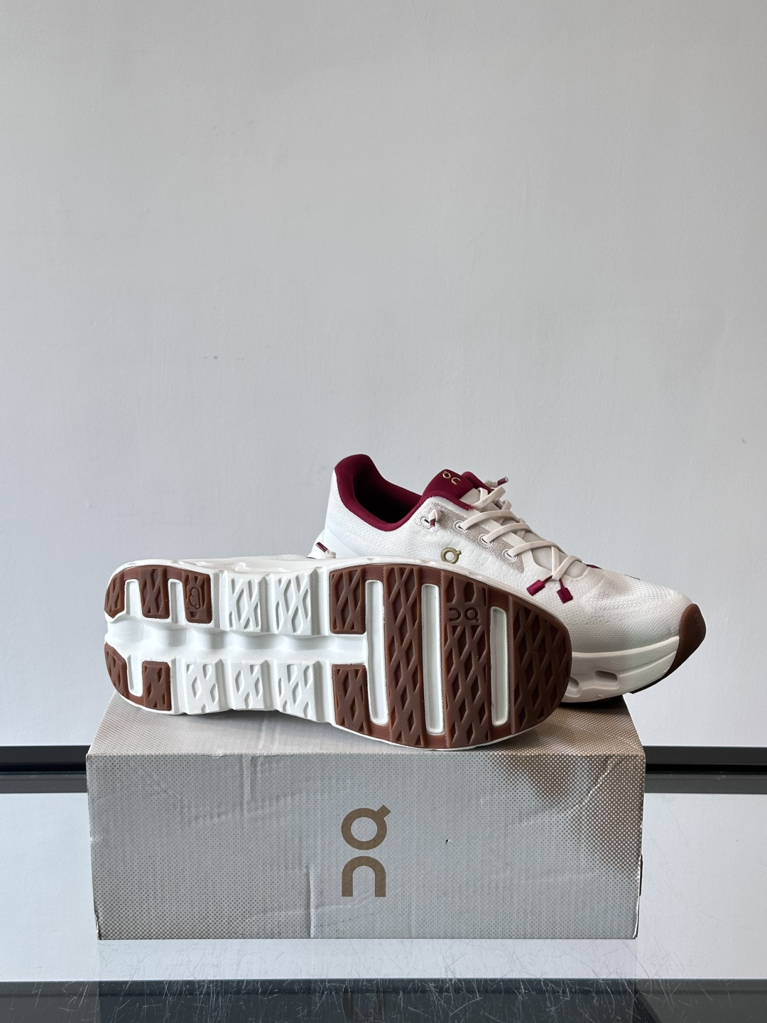 🌸On Cloudtilt情侣款👫跑鞋，瑞士品牌On昂跑出品，主打轻量化和缓震性能。鞋面采用透气网布，适