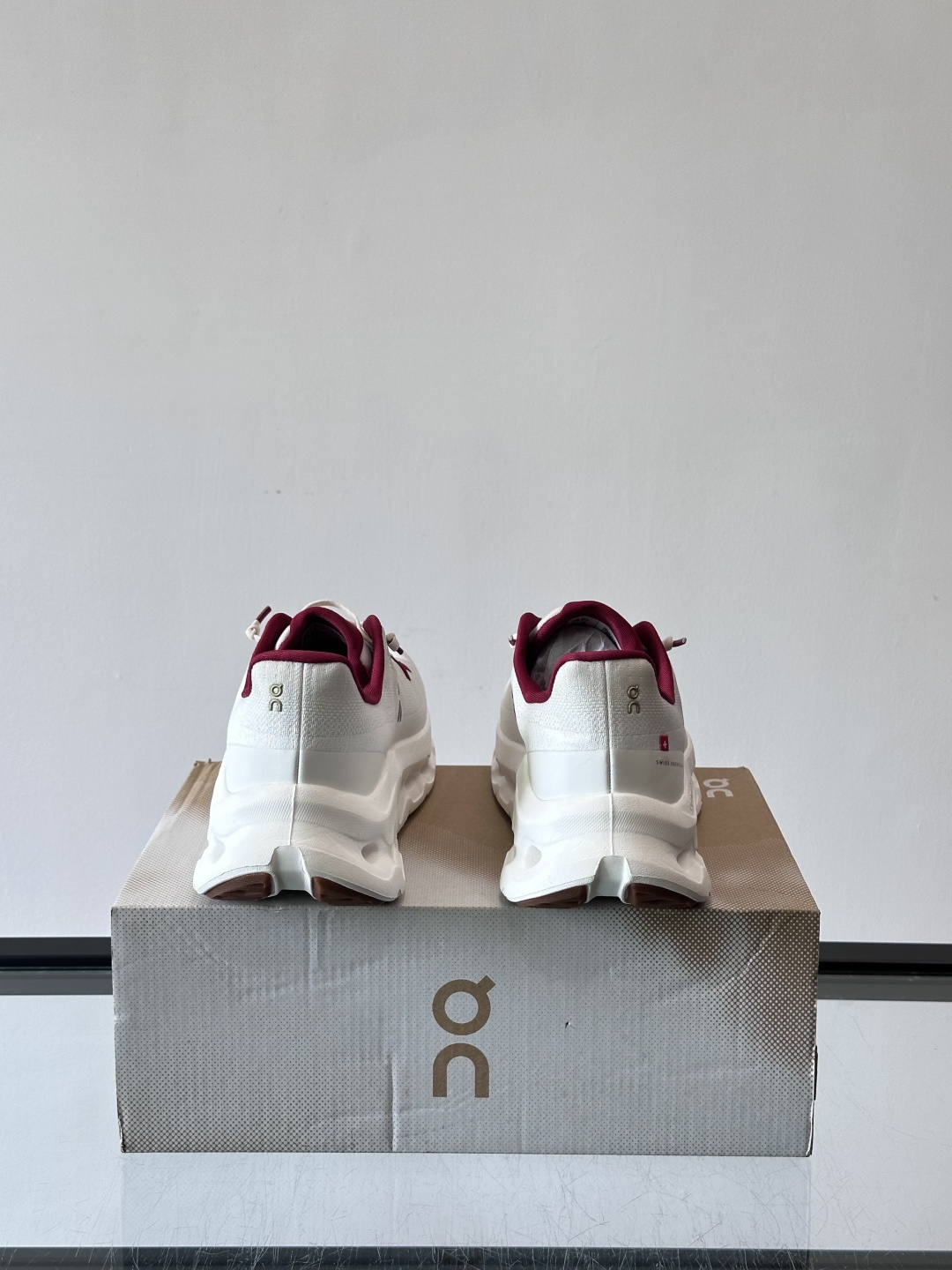 🌸On Cloudtilt情侣款👫跑鞋，瑞士品牌On昂跑出品，主打轻量化和缓震性能。鞋面采用透气网布，适