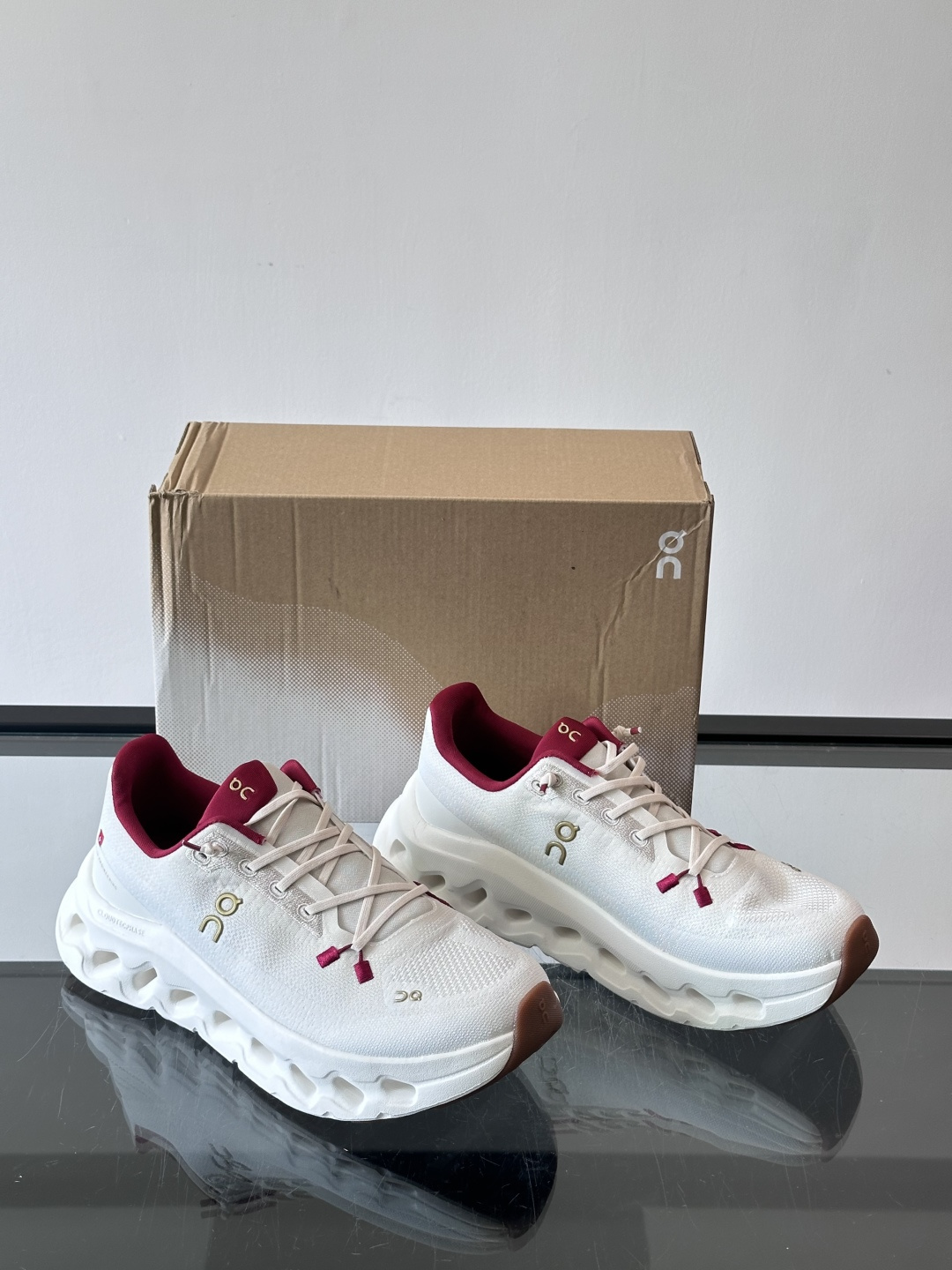 🌸On Cloudtilt情侣款👫跑鞋，瑞士品牌On昂跑出品，主打轻量化和缓震性能。鞋面采用透气网布，适