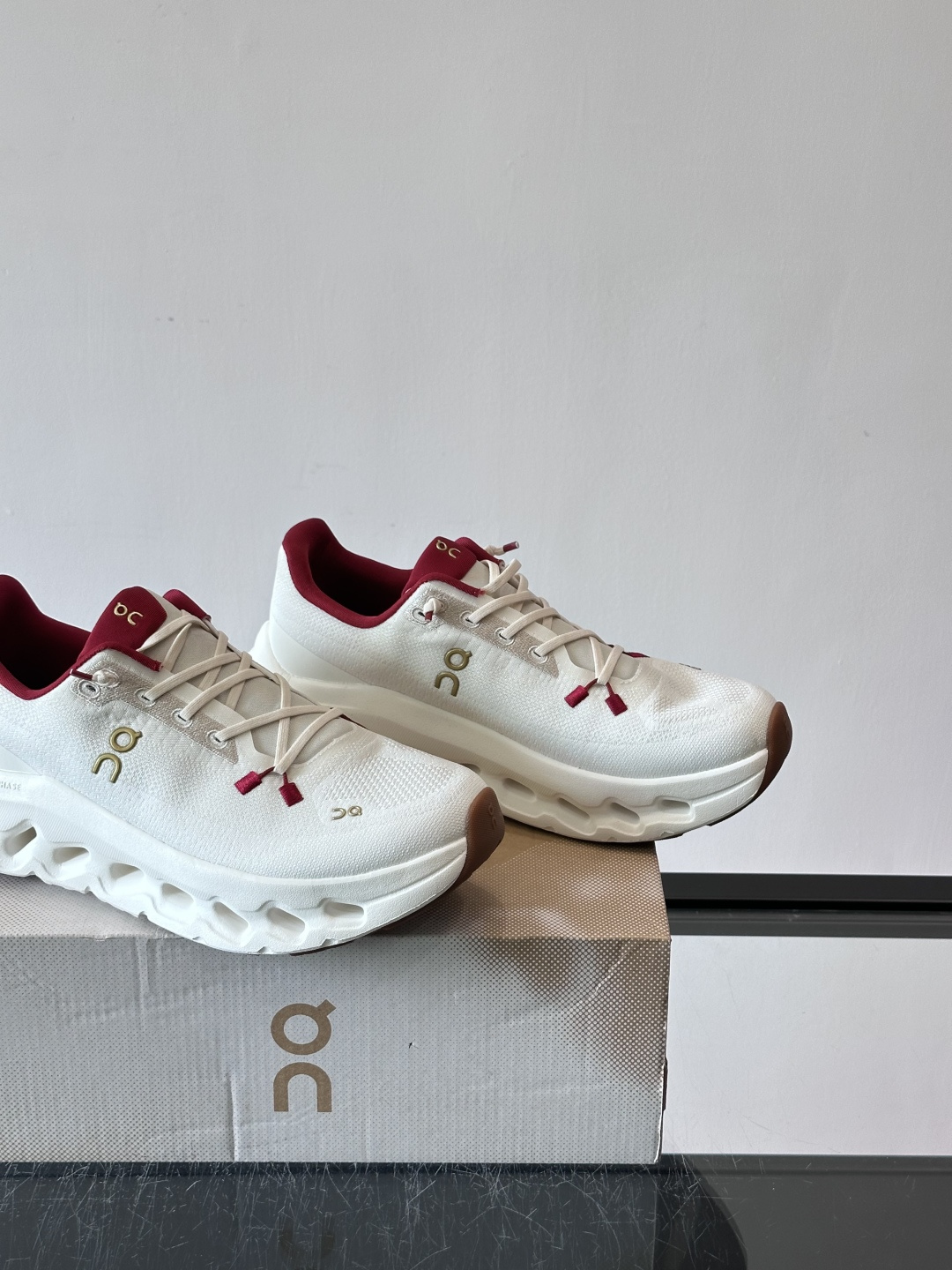 🌸On Cloudtilt情侣款👫跑鞋，瑞士品牌On昂跑出品，主打轻量化和缓震性能。鞋面采用透气网布，适