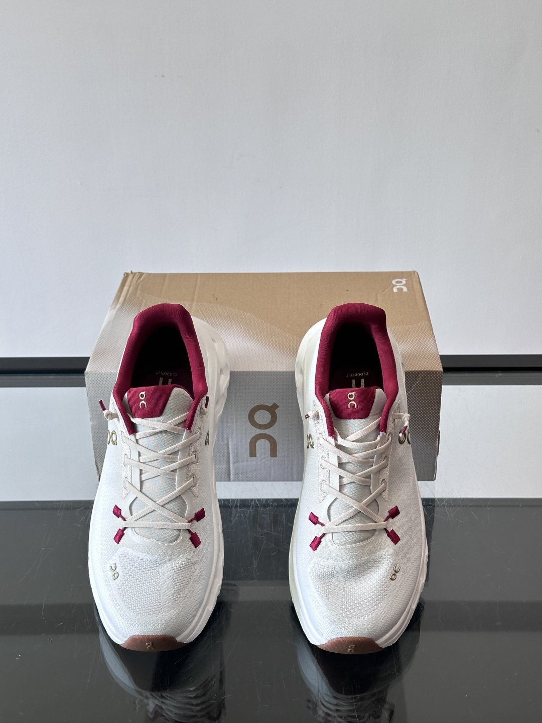 🌸On Cloudtilt情侣款👫跑鞋，瑞士品牌On昂跑出品，主打轻量化和缓震性能。鞋面采用透气网布，适