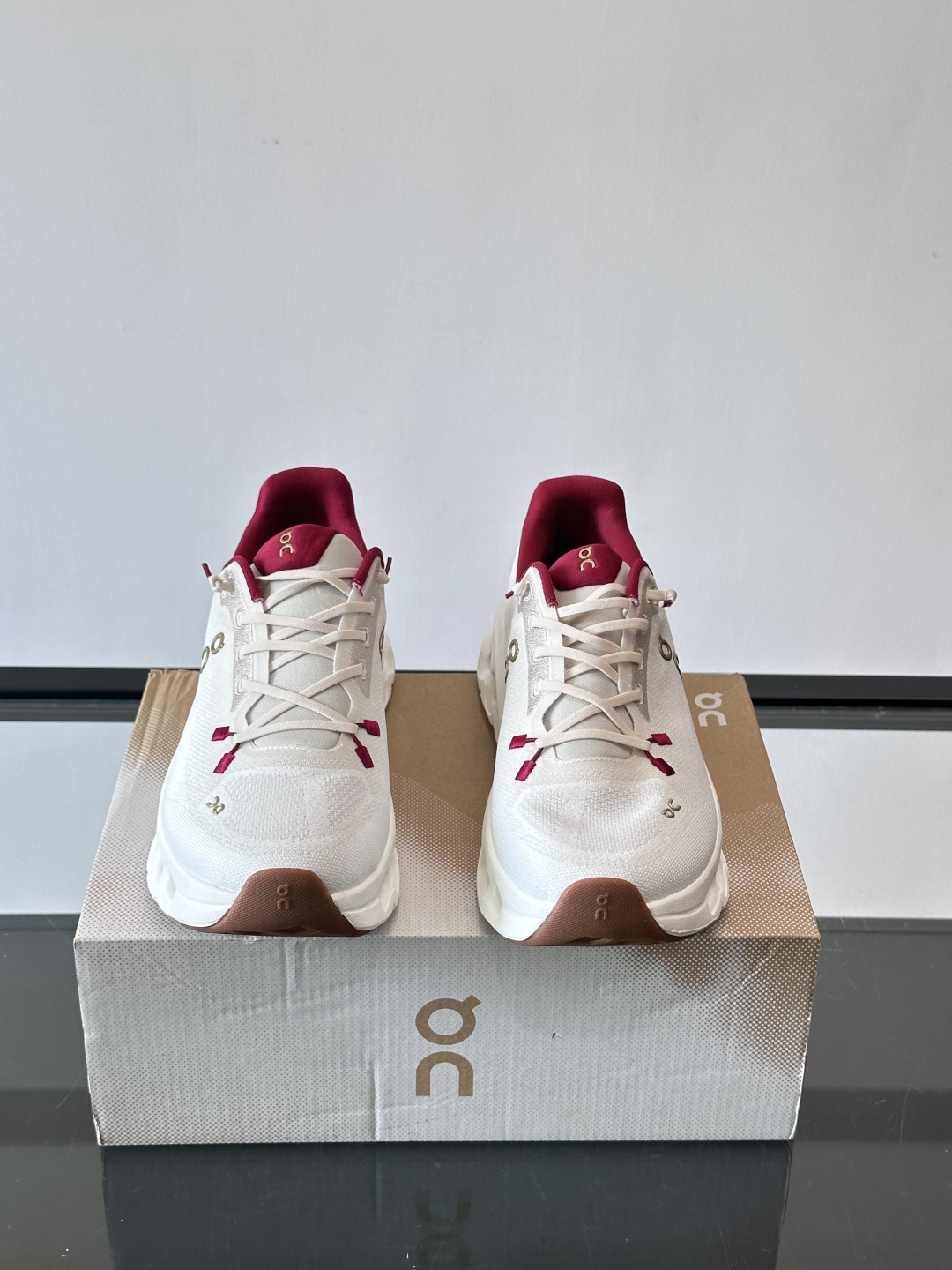 🌸On Cloudtilt情侣款👫跑鞋，瑞士品牌On昂跑出品，主打轻量化和缓震性能。鞋面采用透气网布，适