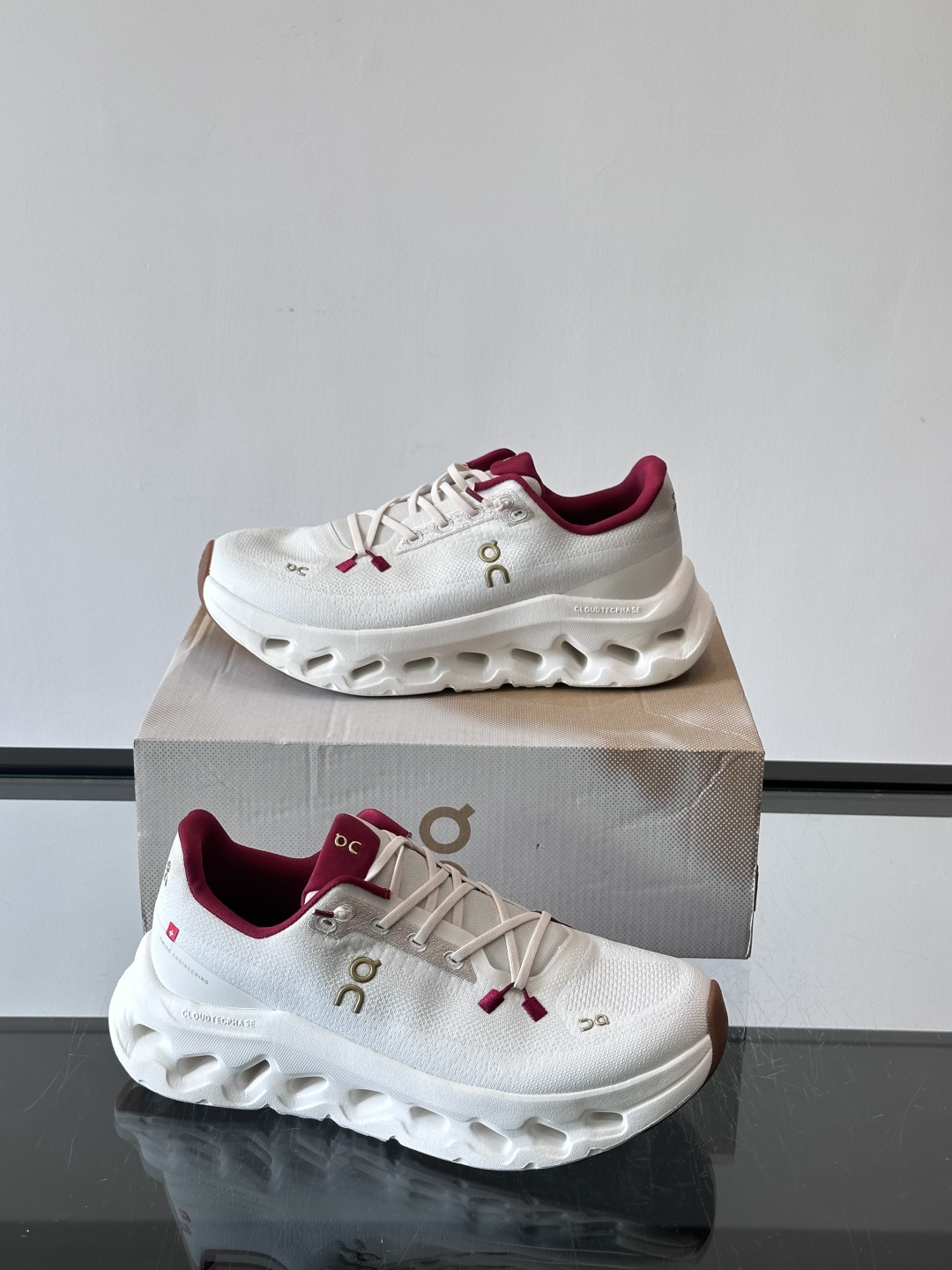 🌸On Cloudtilt情侣款👫跑鞋，瑞士品牌On昂跑出品，主打轻量化和缓震性能。鞋面采用透气网布，适