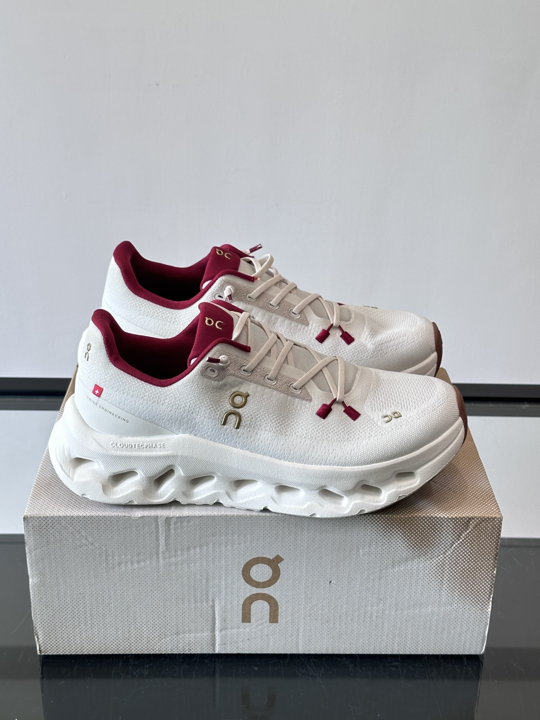 🌸On Cloudtilt情侣款👫跑鞋，瑞士品牌On昂跑出品，主打轻量化和缓震性能。鞋面采用透气网布，适