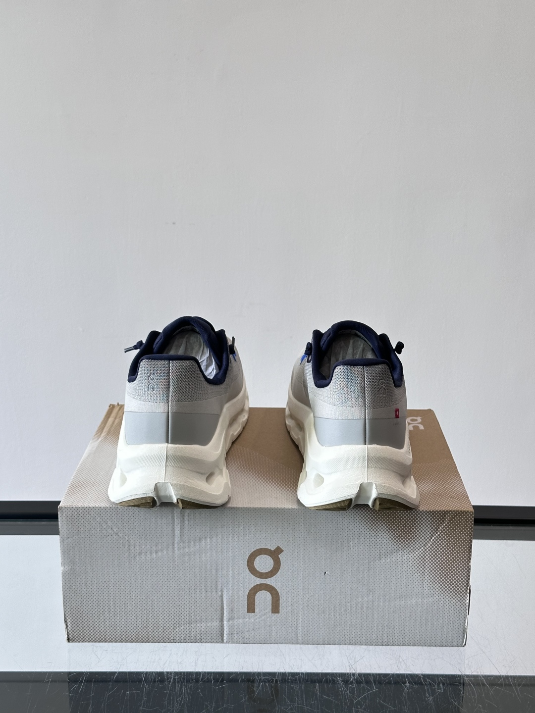 🌸On Cloudtilt情侣款👫跑鞋，瑞士品牌On昂跑出品，主打轻量化和缓震性能。鞋面采用透气网布，适