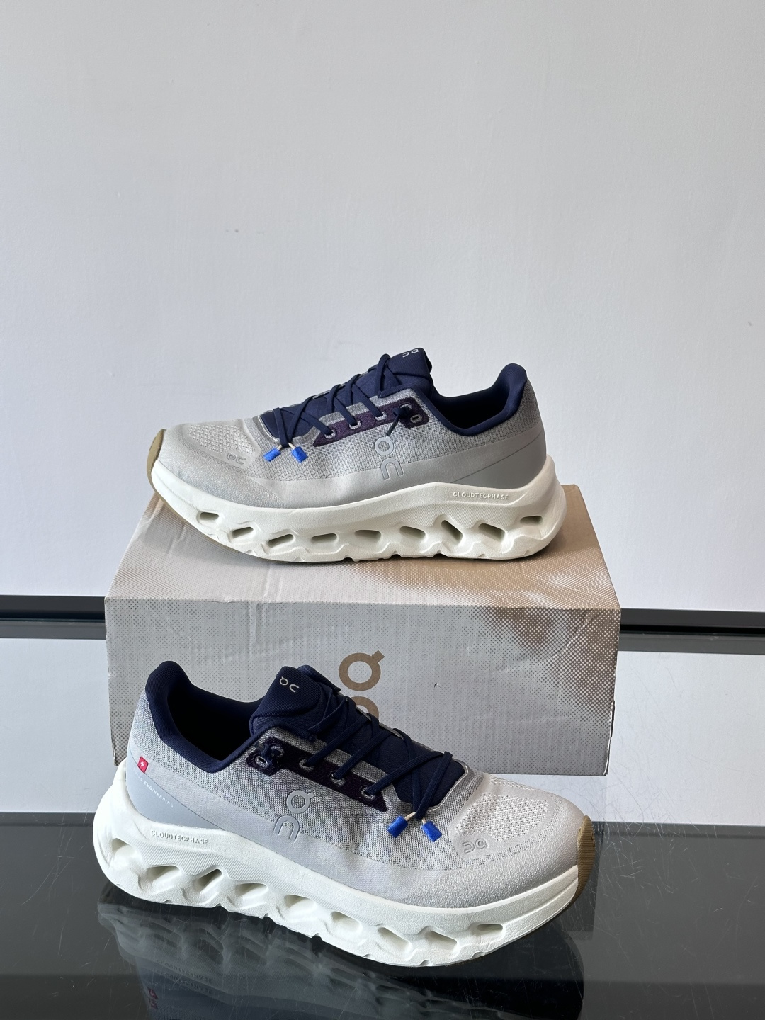 🌸On Cloudtilt情侣款👫跑鞋，瑞士品牌On昂跑出品，主打轻量化和缓震性能。鞋面采用透气网布，适