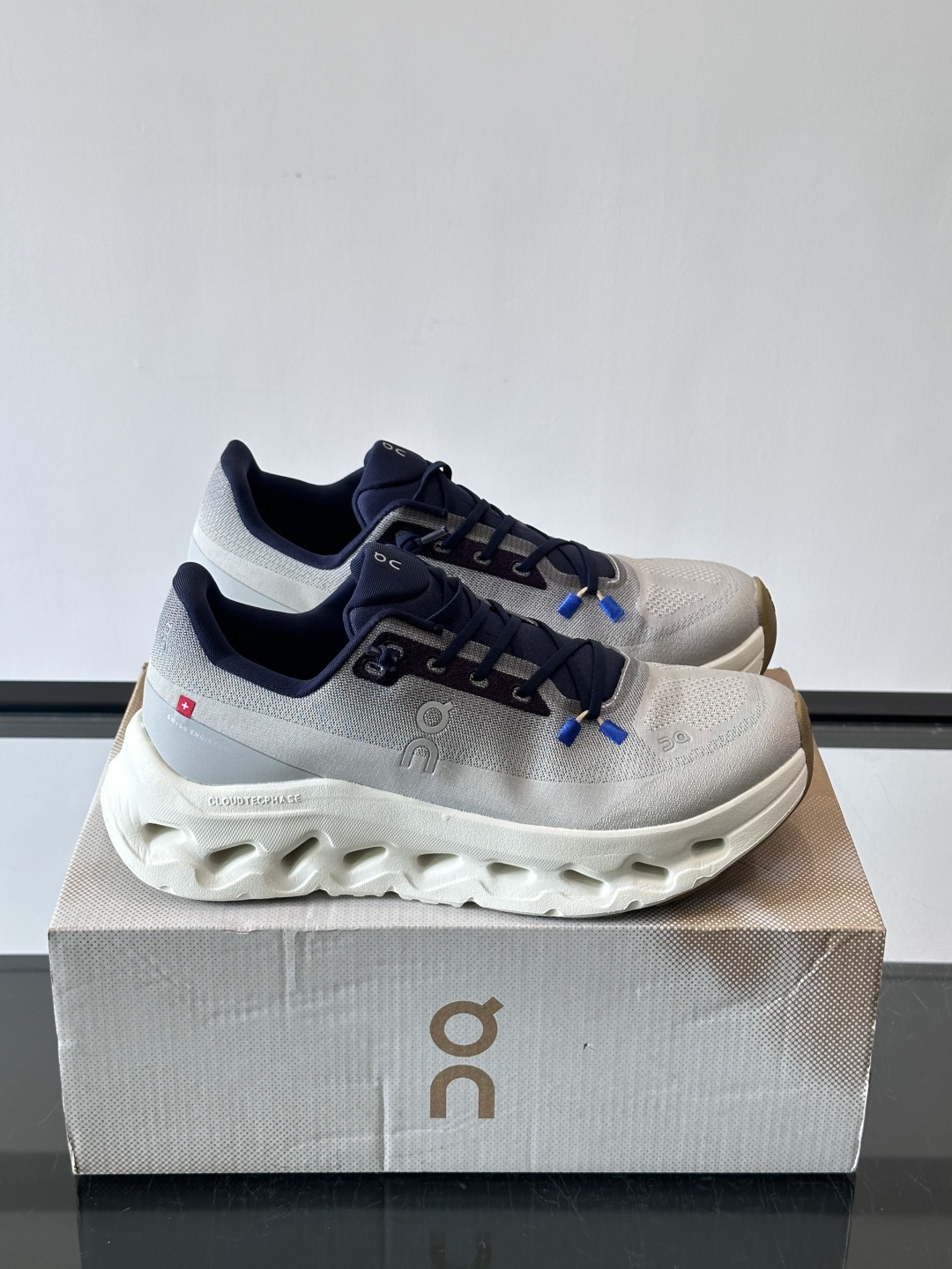 🌸On Cloudtilt情侣款👫跑鞋，瑞士品牌On昂跑出品，主打轻量化和缓震性能。鞋面采用透气网布，适