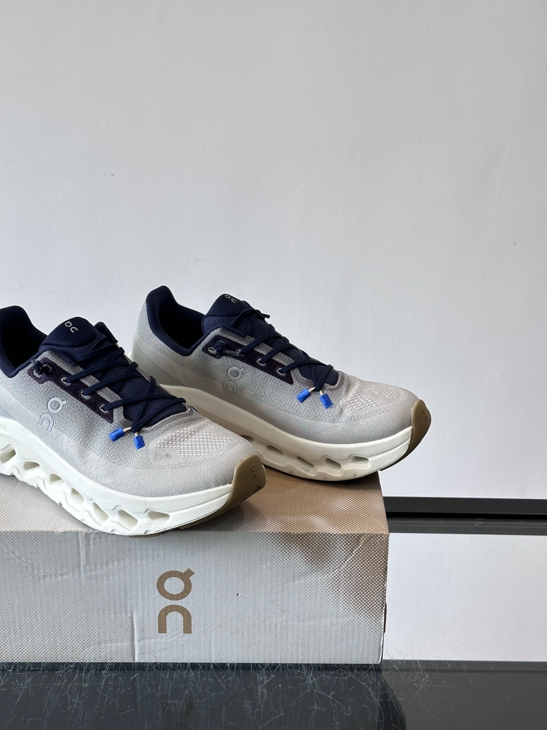 🌸On Cloudtilt情侣款👫跑鞋，瑞士品牌On昂跑出品，主打轻量化和缓震性能。鞋面采用透气网布，适