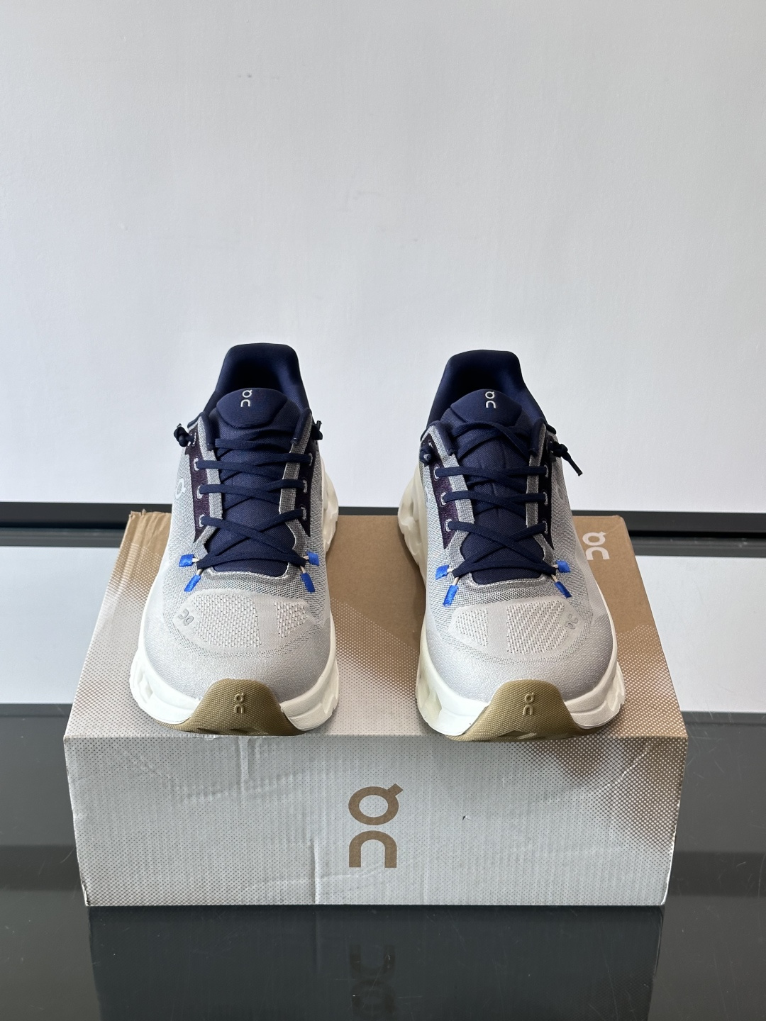 🌸On Cloudtilt情侣款👫跑鞋，瑞士品牌On昂跑出品，主打轻量化和缓震性能。鞋面采用透气网布，适