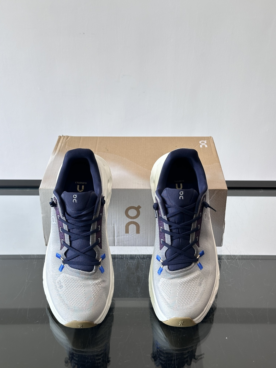 🌸On Cloudtilt情侣款👫跑鞋，瑞士品牌On昂跑出品，主打轻量化和缓震性能。鞋面采用透气网布，适