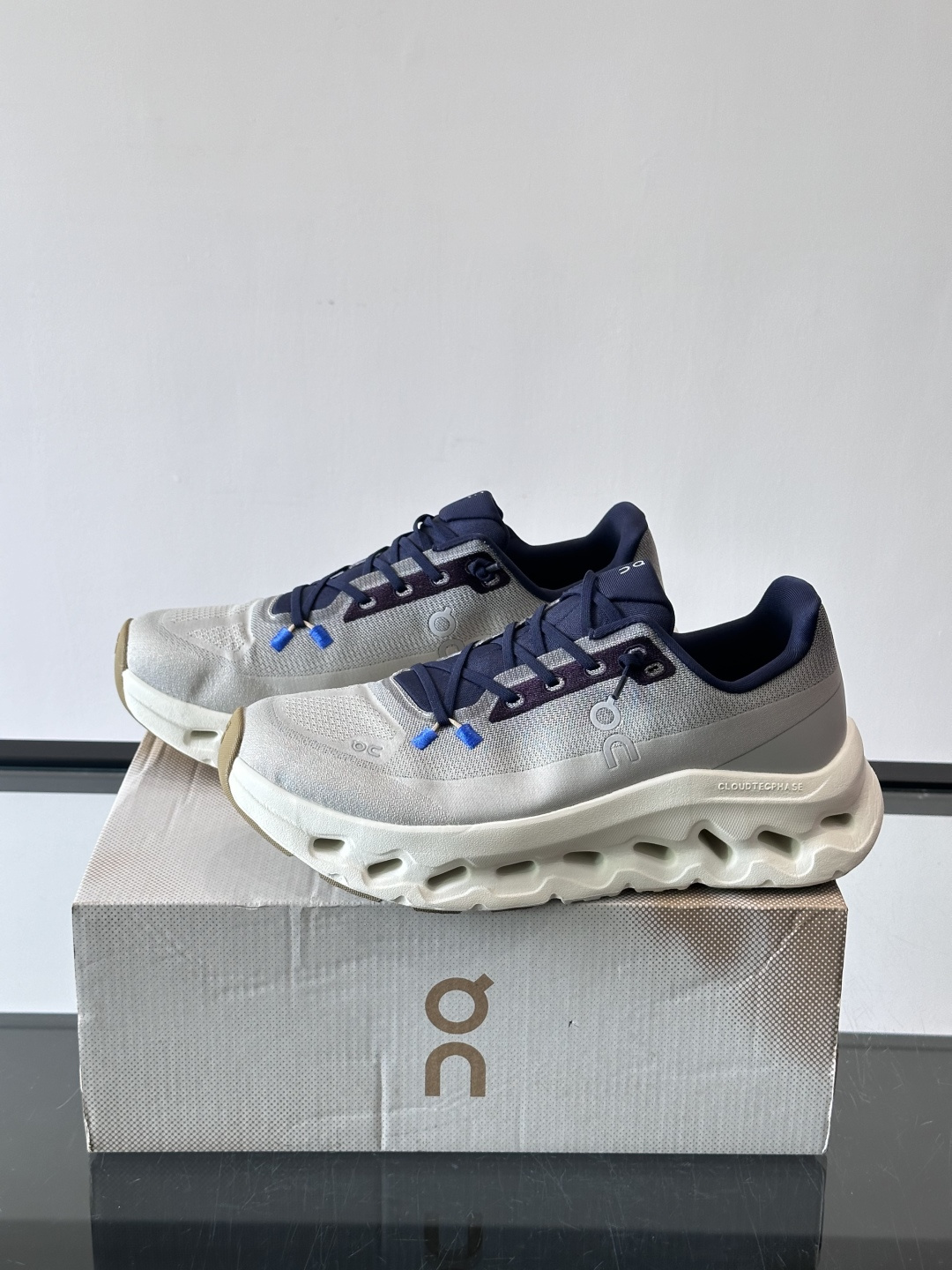 🌸On Cloudtilt情侣款👫跑鞋，瑞士品牌On昂跑出品，主打轻量化和缓震性能。鞋面采用透气网布，适