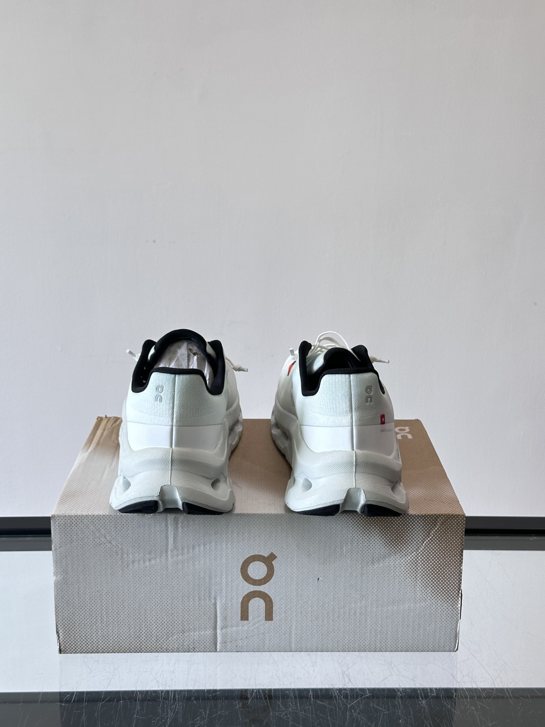 🌸On Cloudtilt情侣款👫跑鞋，瑞士品牌On昂跑出品，主打轻量化和缓震性能。鞋面采用透气网布，适